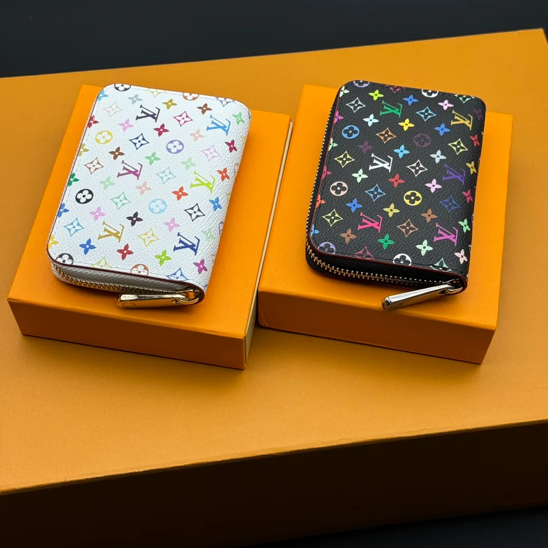 💰110 💎Premium Original 🇫🇷 LV x TM Zippy Coin Purse Black (Three Colors - Takashi Murakami) As part of the Louis Vuitton x Murakami collection reissue, the timeless Zippy Coin Purse is practical and playful, upgraded for this season. It's made from Monogram coated canvas in a cheerful rainbow of hues, in keeping with the Japanese artist's signature pop palette. The interior is secured with a silver zipper and is divided into multiple compartments for coins, banknotes and cards. Model: M13409 Dimensions: 11 x 8.5 x 2 cm.