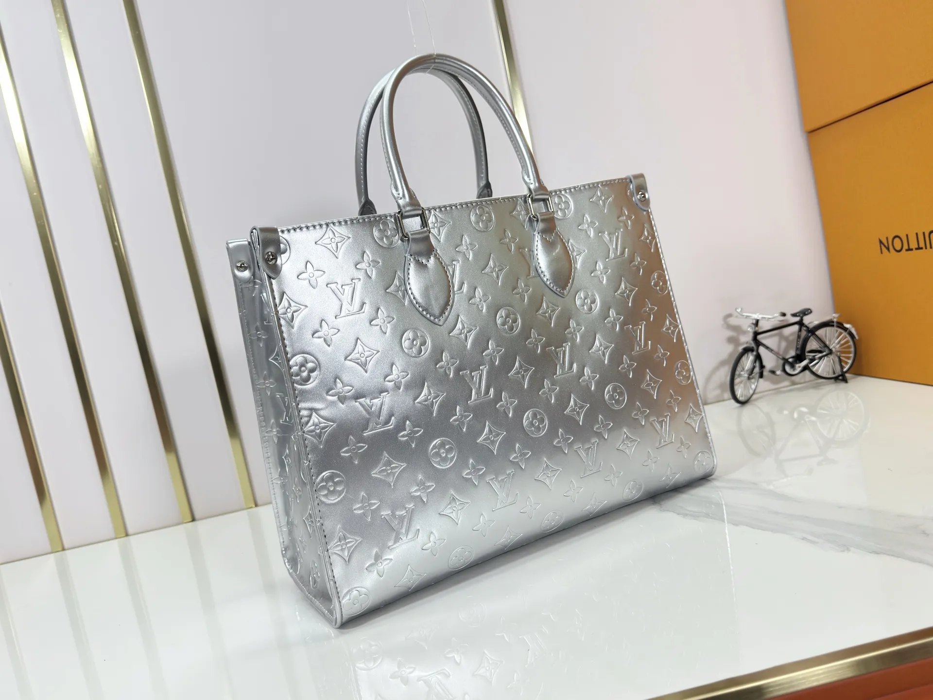 P240 Upgraded original M45495 M45039 M45321 M44571 This OnTheGo medium Tote bag is printed and then embossed with the Medium Monogram pattern on soft grained cow leather. Its ample interior can accommodate a laptop and other office supplies, and the long and short handles are easy to carry or carry on the shoulder. Dimensions: 35.0 x 27.0 x 14.0 cm