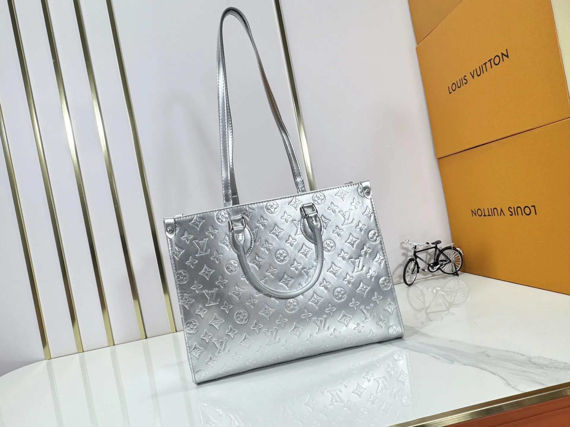P240 Upgraded original M45495 M45039 M45321 M44571 This OnTheGo medium Tote bag is printed and then embossed with the Medium Monogram pattern on soft grained cow leather. Its ample interior can accommodate a laptop and other office supplies, and the long and short handles are easy to carry or carry on the shoulder. Dimensions: 35.0 x 27.0 x 14.0 cm