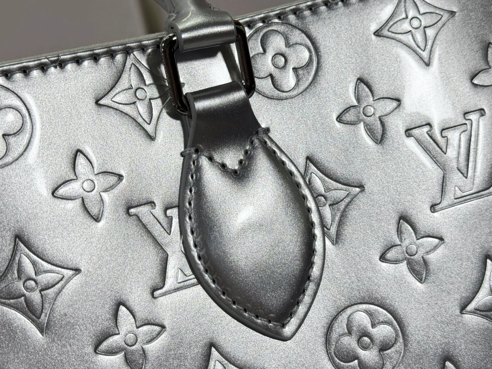 P240 Upgraded original M45495 M45039 M45321 M44571 This OnTheGo medium Tote bag is printed and then embossed with the Medium Monogram pattern on soft grained cow leather. Its ample interior can accommodate a laptop and other office supplies, and the long and short handles are easy to carry or carry on the shoulder. Dimensions: 35.0 x 27.0 x 14.0 cm