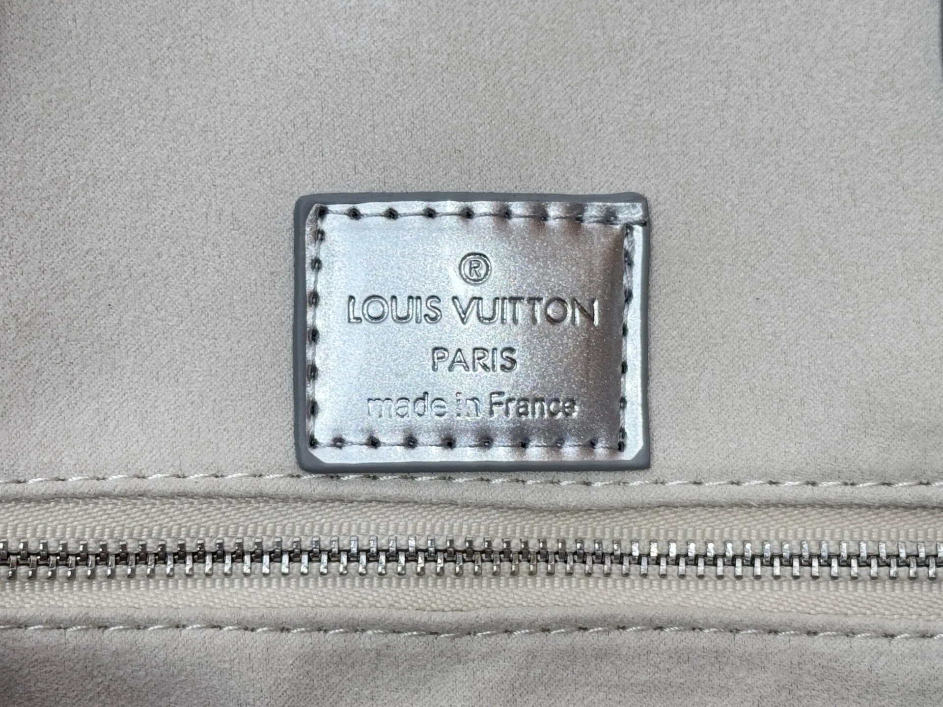 P240 Upgraded original M45495 M45039 M45321 M44571 This OnTheGo medium Tote bag is printed and then embossed with the Medium Monogram pattern on soft grained cow leather. Its ample interior can accommodate a laptop and other office supplies, and the long and short handles are easy to carry or carry on the shoulder. Dimensions: 35.0 x 27.0 x 14.0 cm