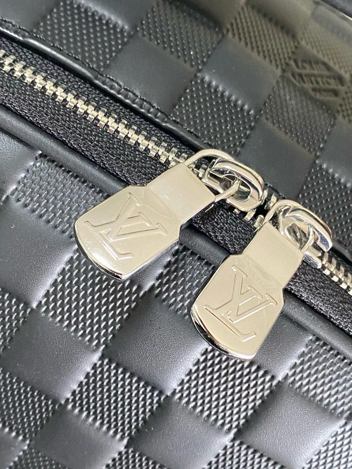 💰1380 (top layer leather) top original order N40501 full leather Awenue backpack is made of Damier Infini leather with a subtle checkerboard pattern, showing an elegant style in business and leisure occasions. The zipper opens the front pockets, main compartment and rear side with wide padding, and the top handle and shoulder strap allow for hand-carrying or shoulder-carrying options. Dimensions: 40 × 31 × 15 cm