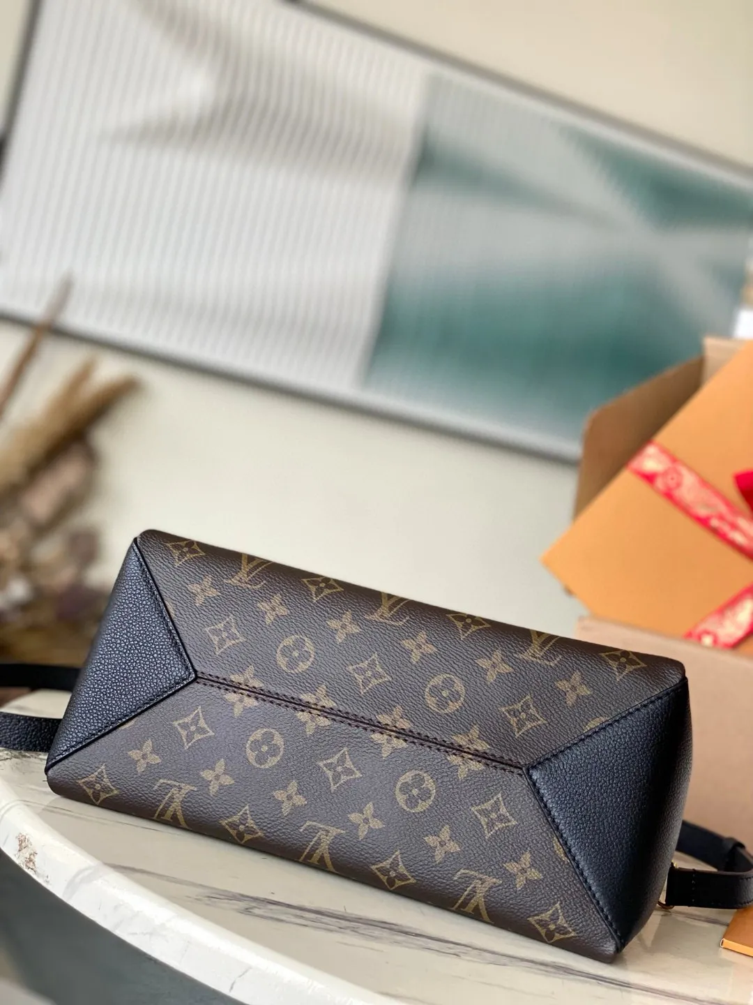 💰1140 (top-grain leather) top-quality original M46508 presbyopia🐎🐎Opéra BB handbag is stitched with Monogram canvas, grained leather and smooth leather, fully displaying Louis Vuitton's iconic style. The rolled leather handle is embellished with exquisite rivets, and the leather handle loop references the brand's heritage. There is ample space to accommodate daily necessary details such as a tablet computer. 26 x 18 x 15 cm (length x height x width)