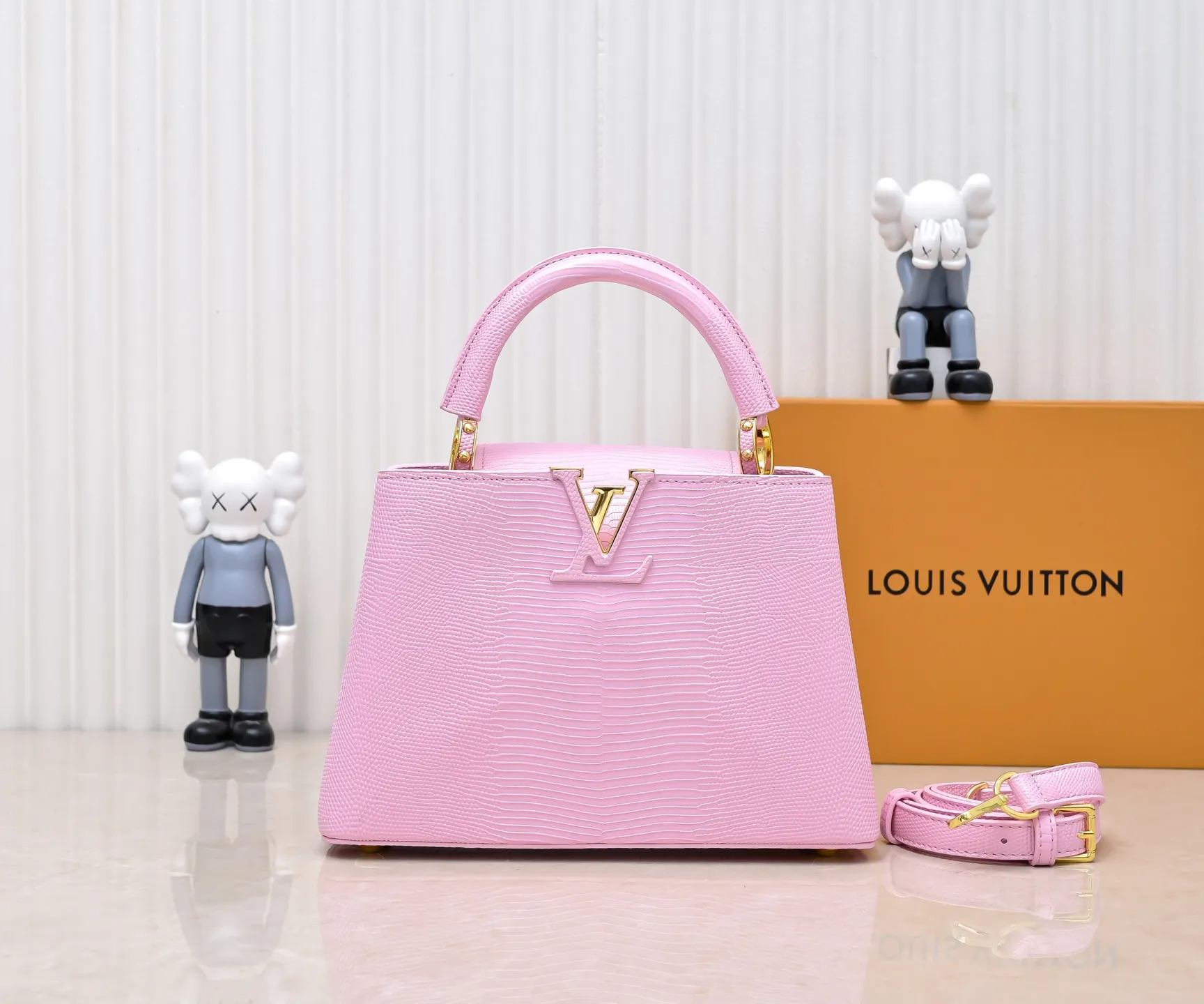 Top original P420 Guangzhou-made M99528 pink lizard skin gold buckle CapucinesBB handbag exquisitely combines graceful lizard skin outer layer, delicate sheepskin lining and glossy metal parts. The iconic flap makes two styles fashionable. The LV logo can be read on the inside and Monogram flowers bloom on the outside. It can light up an eye-catching corner for evening occasions and add a personalized atmosphere to the wardrobe. Shine gorgeous style in day and night occasions.  Detailed features 27 x 18 x 9 cm (length x height x width)