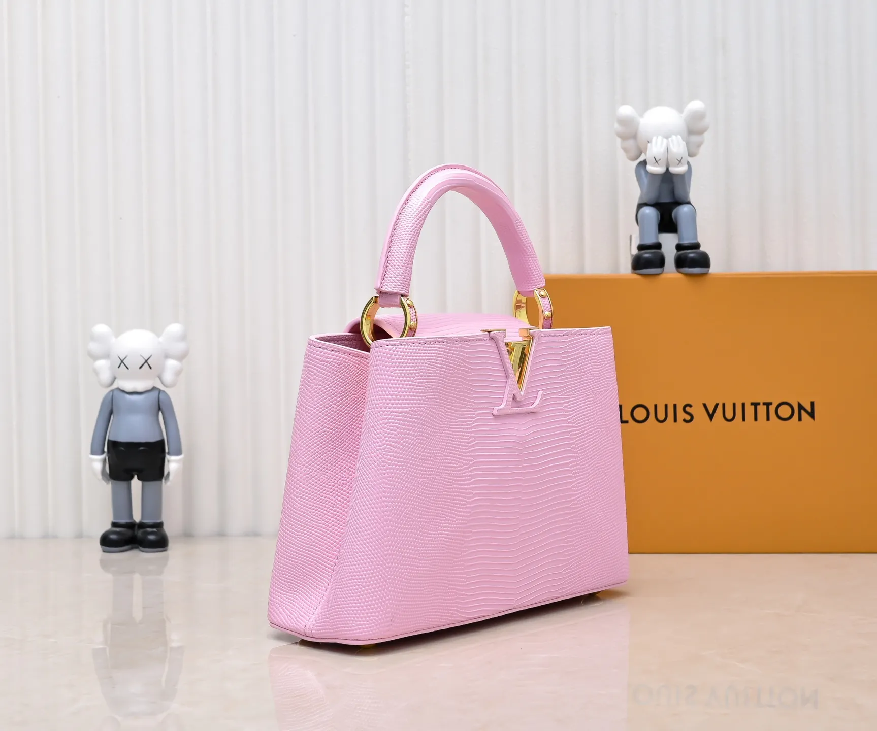 Top original P420 Guangzhou-made M99528 pink lizard skin gold buckle CapucinesBB handbag exquisitely combines graceful lizard skin outer layer, delicate sheepskin lining and glossy metal parts. The iconic flap makes two styles fashionable. The LV logo can be read on the inside and Monogram flowers bloom on the outside. It can light up an eye-catching corner for evening occasions and add a personalized atmosphere to the wardrobe. Shine gorgeous style in day and night occasions.  Detailed features 27 x 18 x 9 cm (length x height x width)