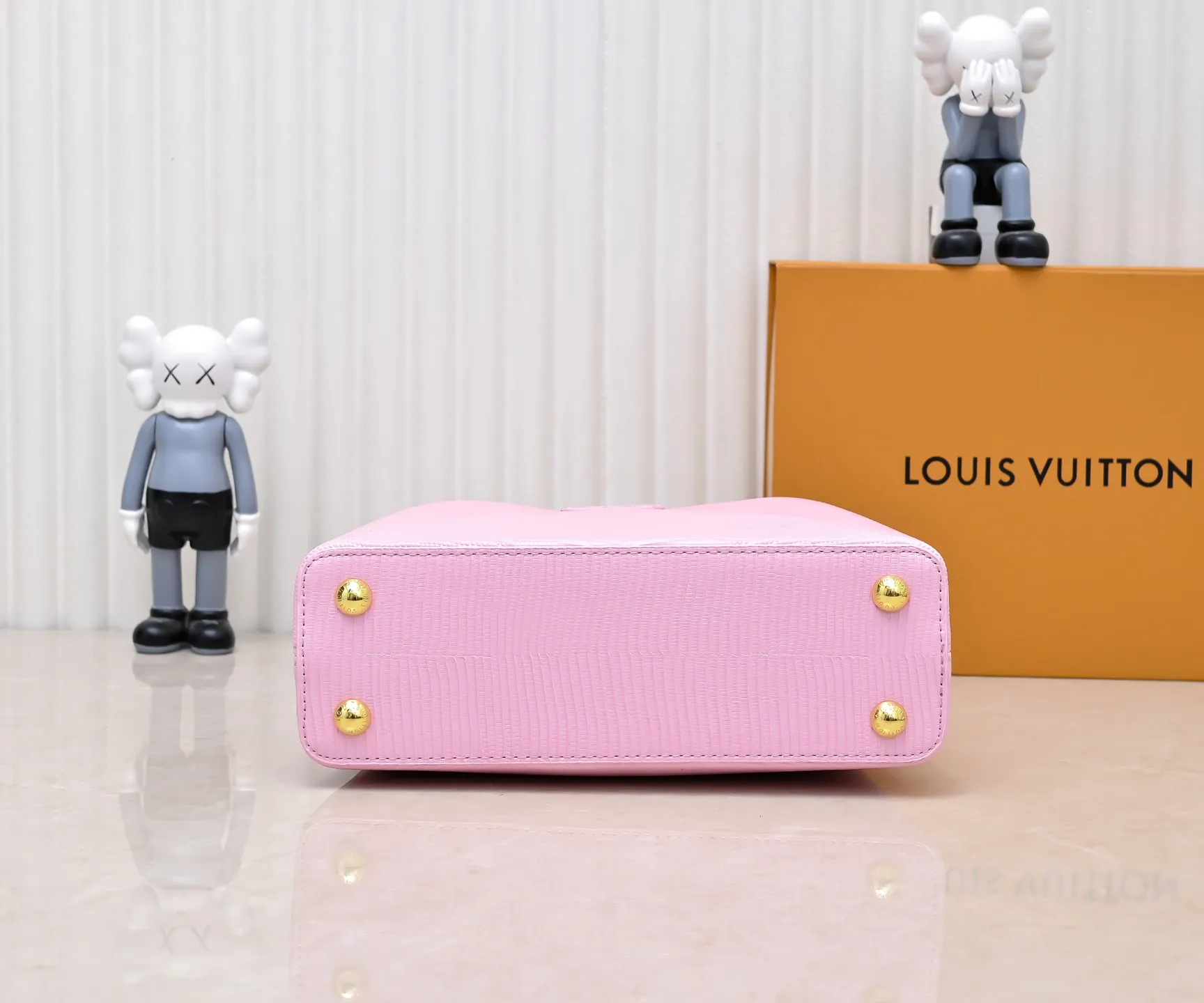 Top original P420 Guangzhou-made M99528 pink lizard skin gold buckle CapucinesBB handbag exquisitely combines graceful lizard skin outer layer, delicate sheepskin lining and glossy metal parts. The iconic flap makes two styles fashionable. The LV logo can be read on the inside and Monogram flowers bloom on the outside. It can light up an eye-catching corner for evening occasions and add a personalized atmosphere to the wardrobe. Shine gorgeous style in day and night occasions.  Detailed features 27 x 18 x 9 cm (length x height x width)