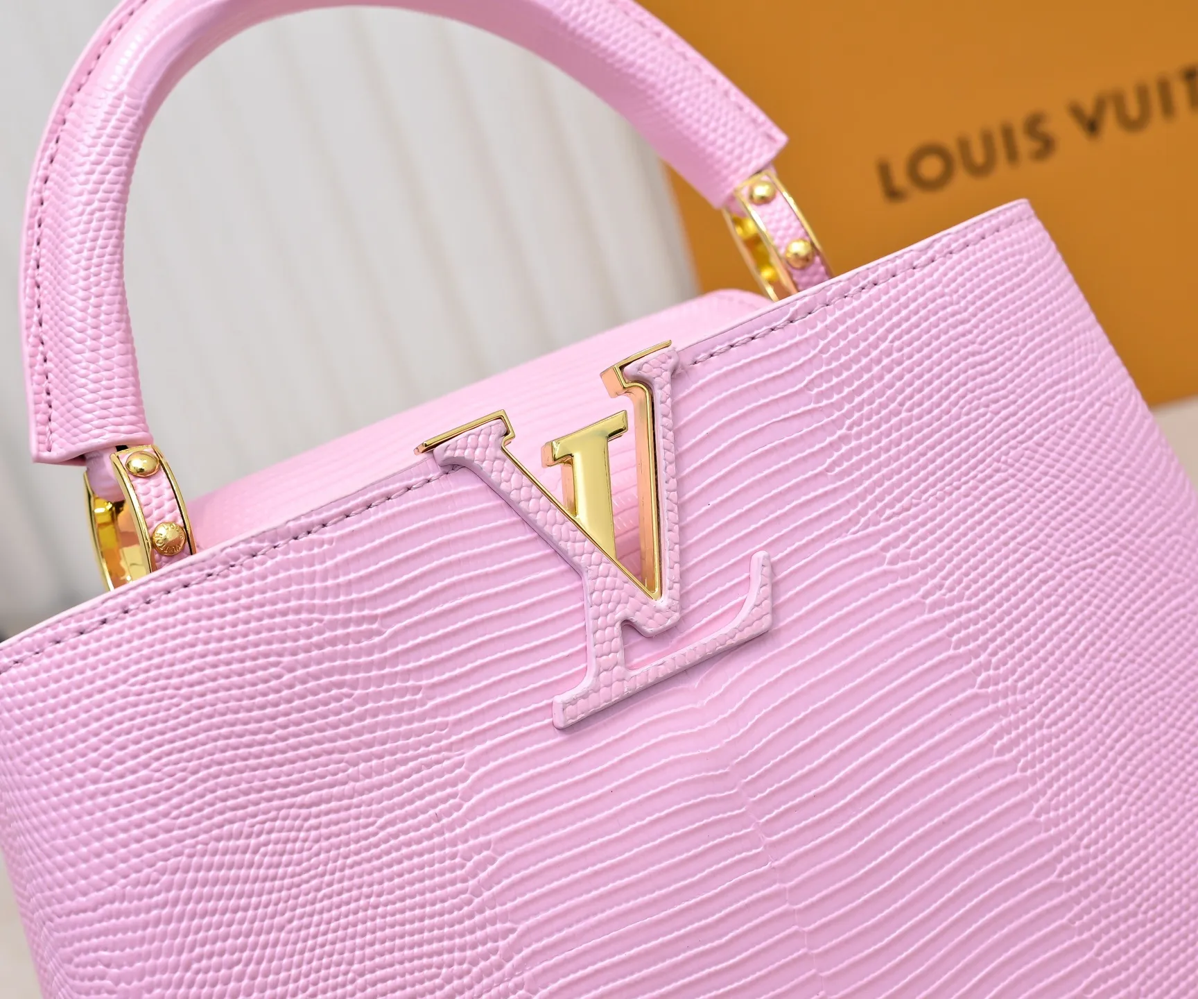Top original P420 Guangzhou-made M99528 pink lizard skin gold buckle CapucinesBB handbag exquisitely combines graceful lizard skin outer layer, delicate sheepskin lining and glossy metal parts. The iconic flap makes two styles fashionable. The LV logo can be read on the inside and Monogram flowers bloom on the outside. It can light up an eye-catching corner for evening occasions and add a personalized atmosphere to the wardrobe. Shine gorgeous style in day and night occasions.  Detailed features 27 x 18 x 9 cm (length x height x width)