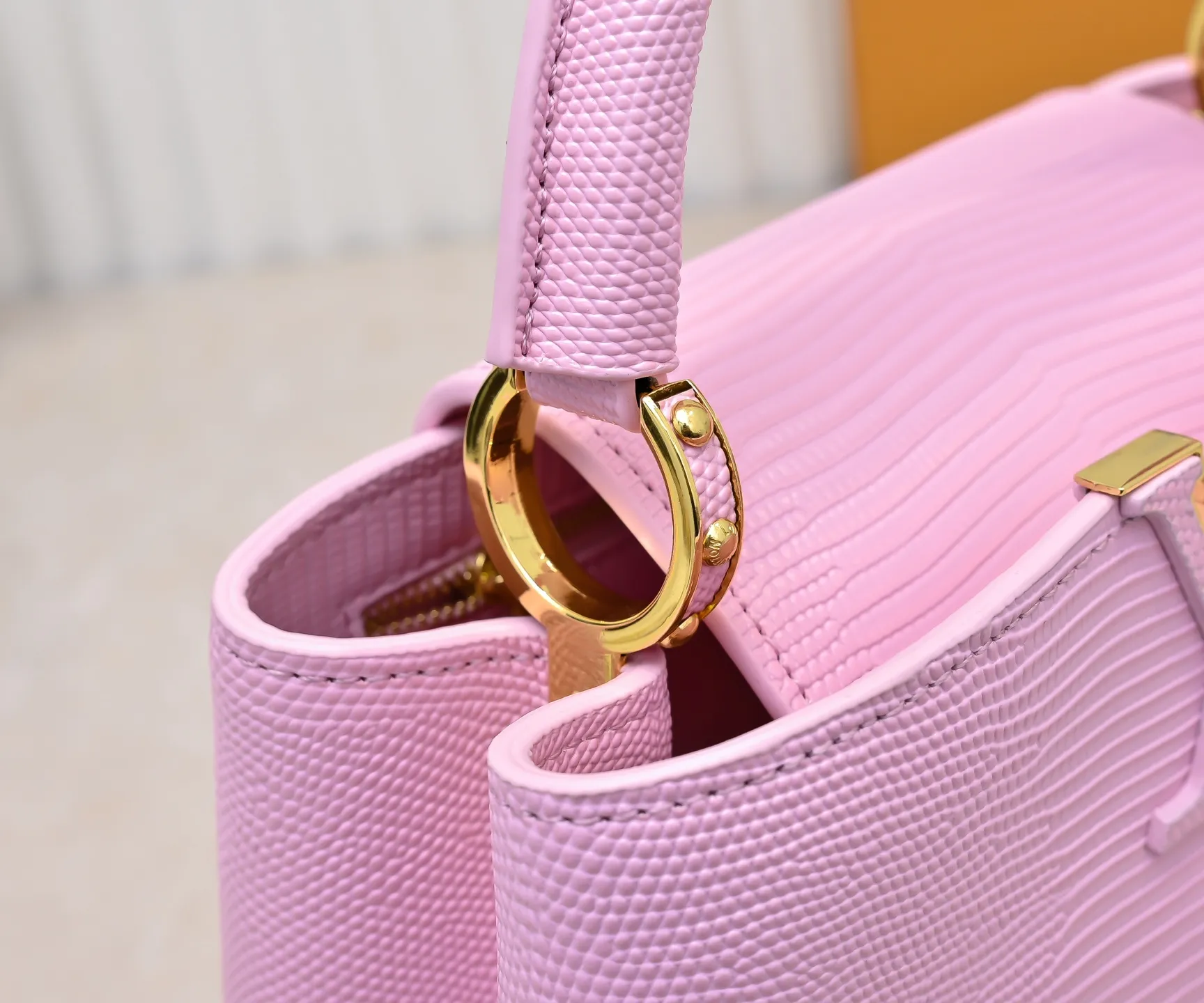 Top original P420 Guangzhou-made M99528 pink lizard skin gold buckle CapucinesBB handbag exquisitely combines graceful lizard skin outer layer, delicate sheepskin lining and glossy metal parts. The iconic flap makes two styles fashionable. The LV logo can be read on the inside and Monogram flowers bloom on the outside. It can light up an eye-catching corner for evening occasions and add a personalized atmosphere to the wardrobe. Shine gorgeous style in day and night occasions.  Detailed features 27 x 18 x 9 cm (length x height x width)