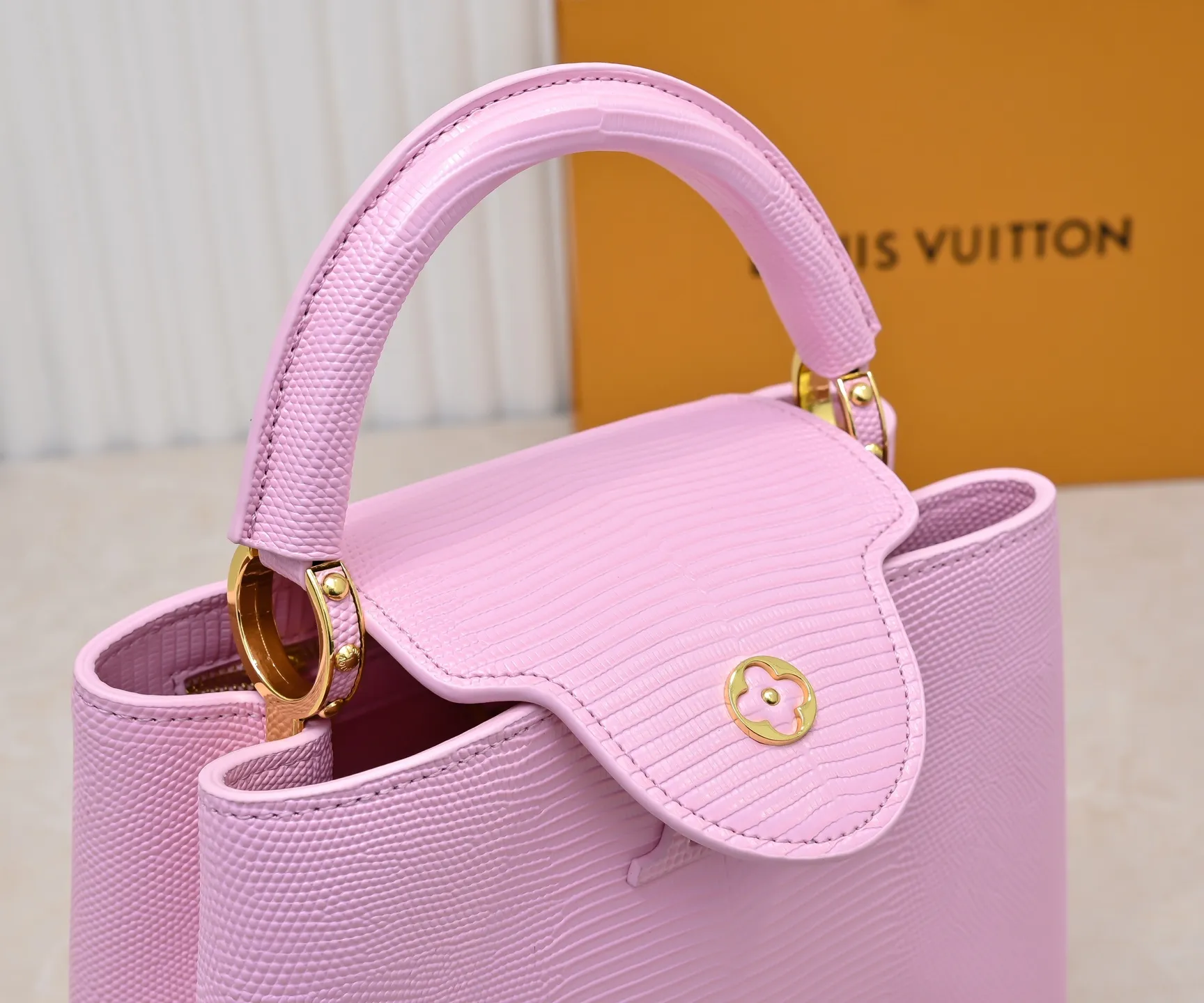 Top original P420 Guangzhou-made M99528 pink lizard skin gold buckle CapucinesBB handbag exquisitely combines graceful lizard skin outer layer, delicate sheepskin lining and glossy metal parts. The iconic flap makes two styles fashionable. The LV logo can be read on the inside and Monogram flowers bloom on the outside. It can light up an eye-catching corner for evening occasions and add a personalized atmosphere to the wardrobe. Shine gorgeous style in day and night occasions.  Detailed features 27 x 18 x 9 cm (length x height x width)