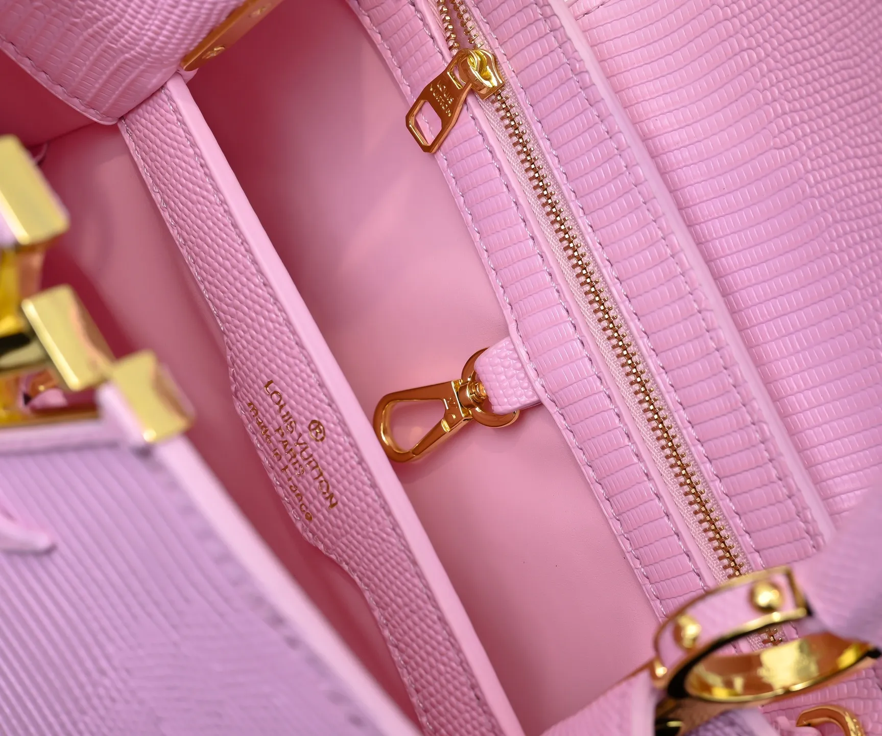 Top original P420 Guangzhou-made M99528 pink lizard skin gold buckle CapucinesBB handbag exquisitely combines graceful lizard skin outer layer, delicate sheepskin lining and glossy metal parts. The iconic flap makes two styles fashionable. The LV logo can be read on the inside and Monogram flowers bloom on the outside. It can light up an eye-catching corner for evening occasions and add a personalized atmosphere to the wardrobe. Shine gorgeous style in day and night occasions.  Detailed features 27 x 18 x 9 cm (length x height x width)