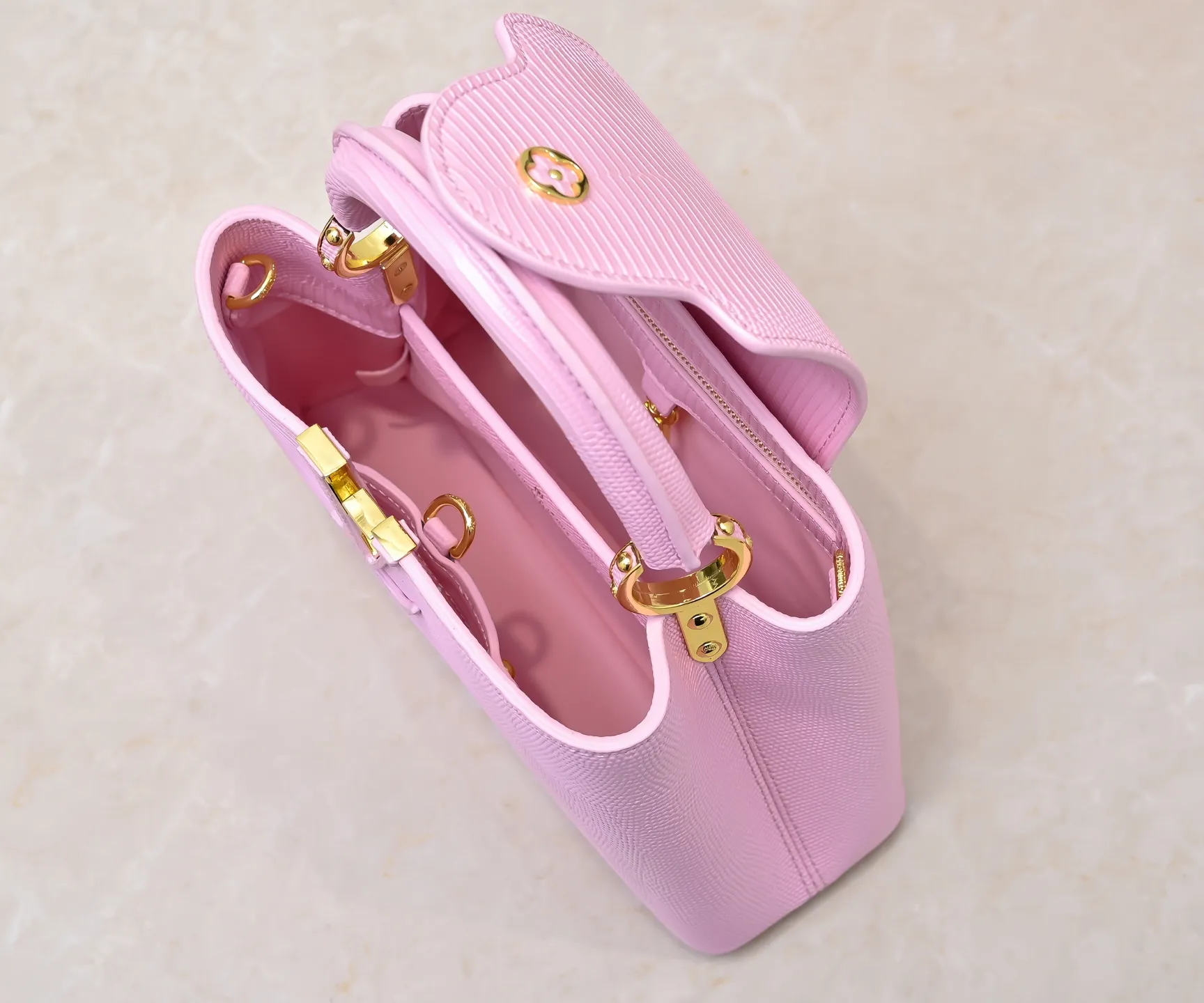 Top original P420 Guangzhou-made M99528 pink lizard skin gold buckle CapucinesBB handbag exquisitely combines graceful lizard skin outer layer, delicate sheepskin lining and glossy metal parts. The iconic flap makes two styles fashionable. The LV logo can be read on the inside and Monogram flowers bloom on the outside. It can light up an eye-catching corner for evening occasions and add a personalized atmosphere to the wardrobe. Shine gorgeous style in day and night occasions.  Detailed features 27 x 18 x 9 cm (length x height x width)