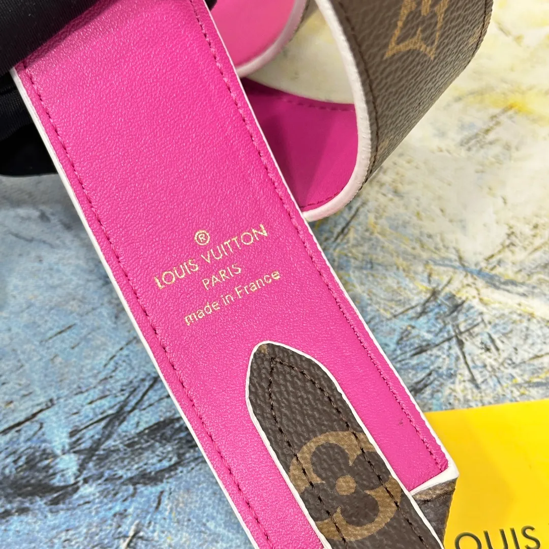 💰96 💎Top original super versatile MONOGRAM shoulder strap J02330 is made of Monogram canvas fabric and lined with stunning Rose Poudre Nappa leather. This shoulder strap is the best choice for creating a personal Louis Vuitton bag. Novel and versatile: super practical spring buckle design, easy to connect and remove. 90.0 x 4.0 x 0.2 cm (Length x Height x Width) - Monogram coated canvas - Nappa leather lining - Gold-tone hardware - 2 spring buckles - 2 Moroccan leather loops