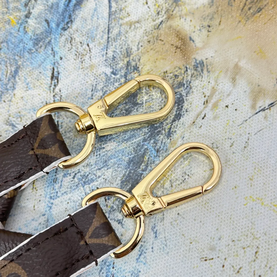 💰96 💎Top original super versatile MONOGRAM shoulder strap J02330 is made of Monogram canvas fabric and lined with stunning Rose Poudre Nappa leather. This shoulder strap is the best choice for creating a personal Louis Vuitton bag. Novel and versatile: super practical spring buckle design, easy to connect and remove. 90.0 x 4.0 x 0.2 cm (Length x Height x Width) - Monogram coated canvas - Nappa leather lining - Gold-tone hardware - 2 spring buckles - 2 Moroccan leather loops