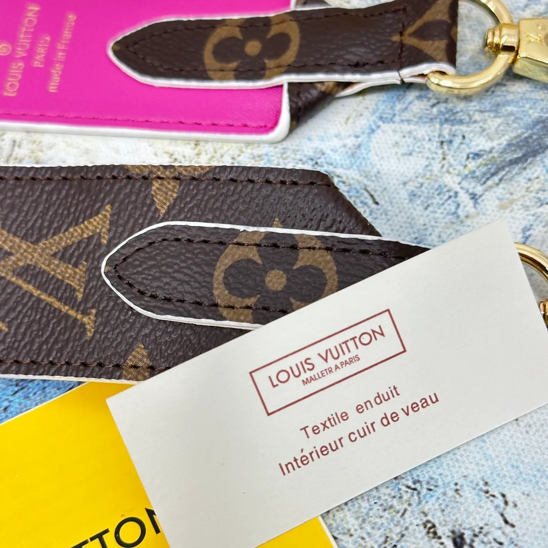 💰96 💎Top original super versatile MONOGRAM shoulder strap J02330 is made of Monogram canvas fabric and lined with stunning Rose Poudre Nappa leather. This shoulder strap is the best choice for creating a personal Louis Vuitton bag. Novel and versatile: super practical spring buckle design, easy to connect and remove. 90.0 x 4.0 x 0.2 cm (Length x Height x Width) - Monogram coated canvas - Nappa leather lining - Gold-tone hardware - 2 spring buckles - 2 Moroccan leather loops