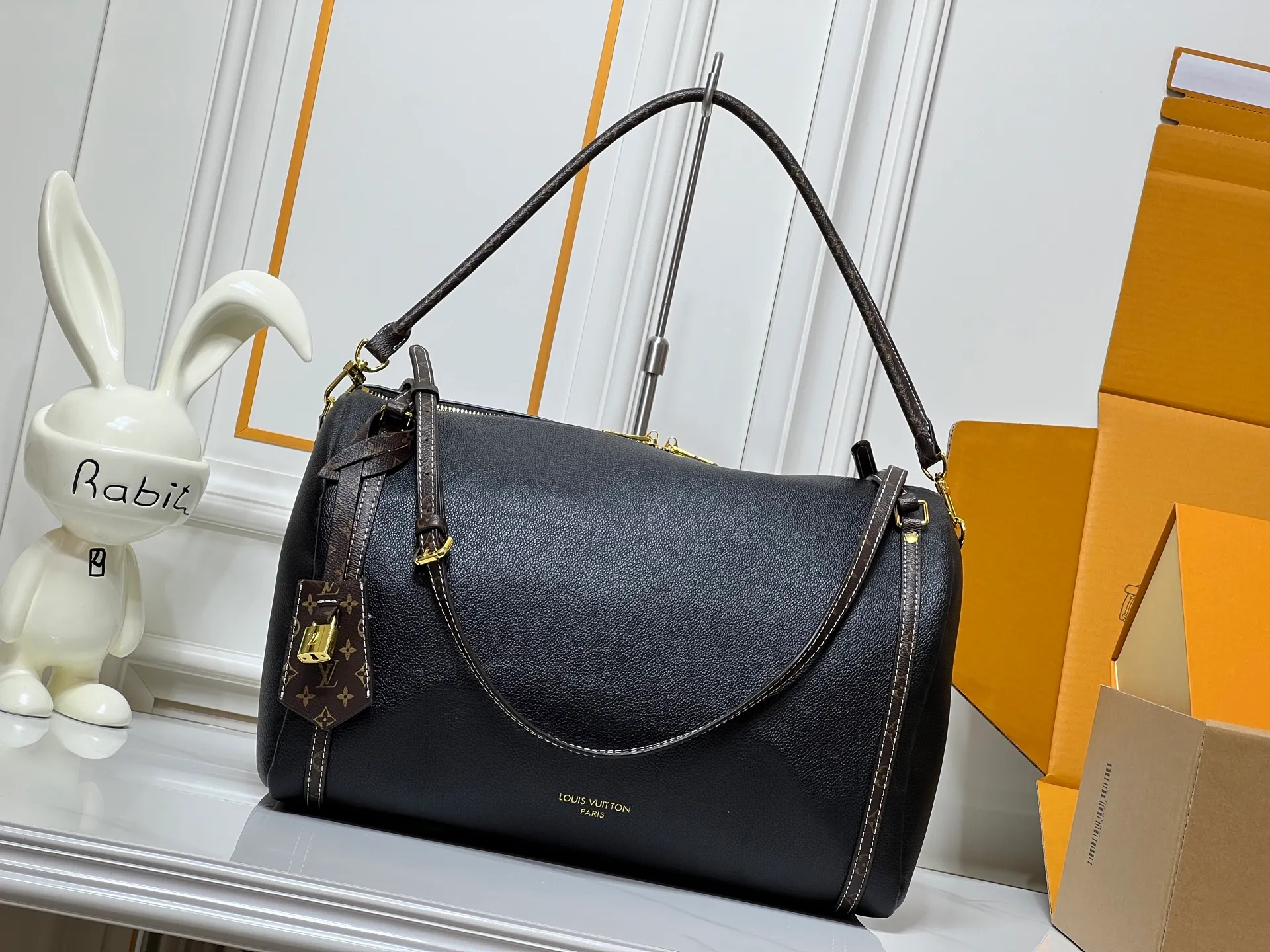 Batch 300💰Upgraded original M26037 M26451 M26359 M26397 M26358 M26039 M26905 M26360 M13668 M13667 This large Express Travel handbag injects a gentle atmosphere into the classic Keepall handbag, highlighting Nicolas Ghesquière's keen insight into the rhythm of urban travel. Made from fine-grained cowhide leather with Monogram canvas elements, the soft construction offers plenty of space, and the adjustable handle and removable rolled-leather handle allow for flexible carrying. Dimensions: 45 x 20 x 27 (cm) ((length x height x width)