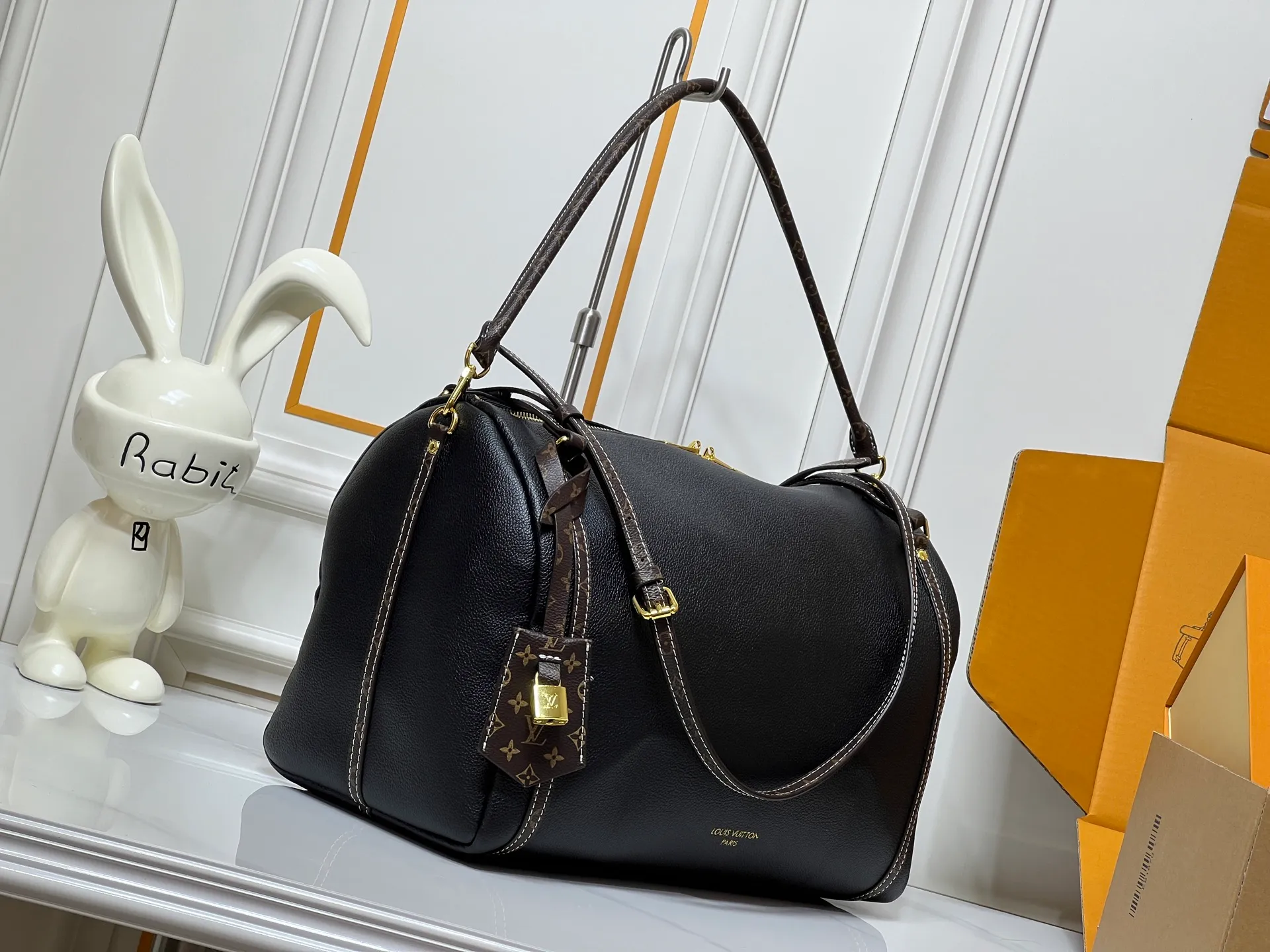 Batch 300💰Upgraded original M26037 M26451 M26359 M26397 M26358 M26039 M26905 M26360 M13668 M13667 This large Express Travel handbag injects a gentle atmosphere into the classic Keepall handbag, highlighting Nicolas Ghesquière's keen insight into the rhythm of urban travel. Made from fine-grained cowhide leather with Monogram canvas elements, the soft construction offers plenty of space, and the adjustable handle and removable rolled-leather handle allow for flexible carrying. Dimensions: 45 x 20 x 27 (cm) ((length x height x width)