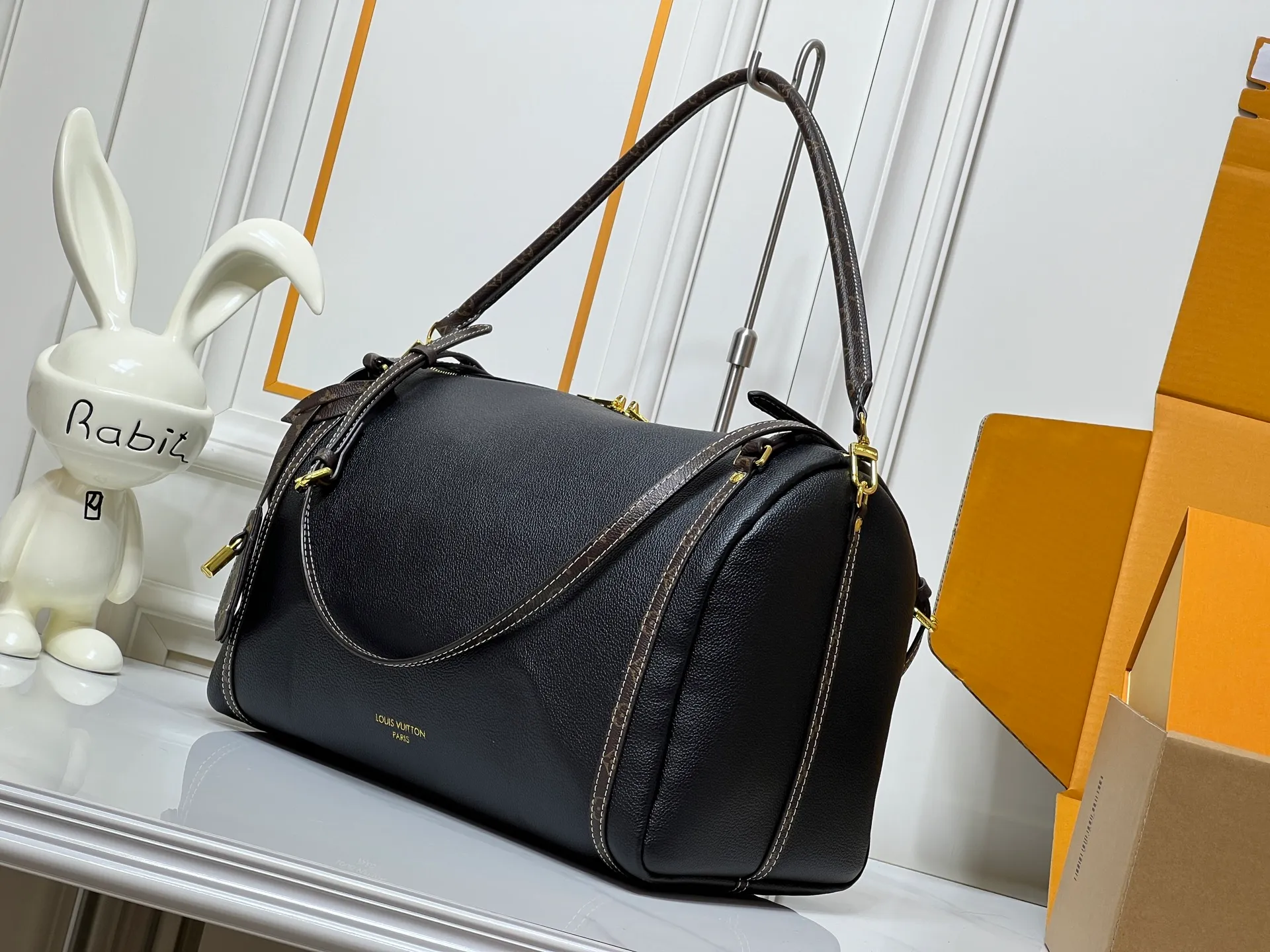 Batch 300💰Upgraded original M26037 M26451 M26359 M26397 M26358 M26039 M26905 M26360 M13668 M13667 This large Express Travel handbag injects a gentle atmosphere into the classic Keepall handbag, highlighting Nicolas Ghesquière's keen insight into the rhythm of urban travel. Made from fine-grained cowhide leather with Monogram canvas elements, the soft construction offers plenty of space, and the adjustable handle and removable rolled-leather handle allow for flexible carrying. Dimensions: 45 x 20 x 27 (cm) ((length x height x width)
