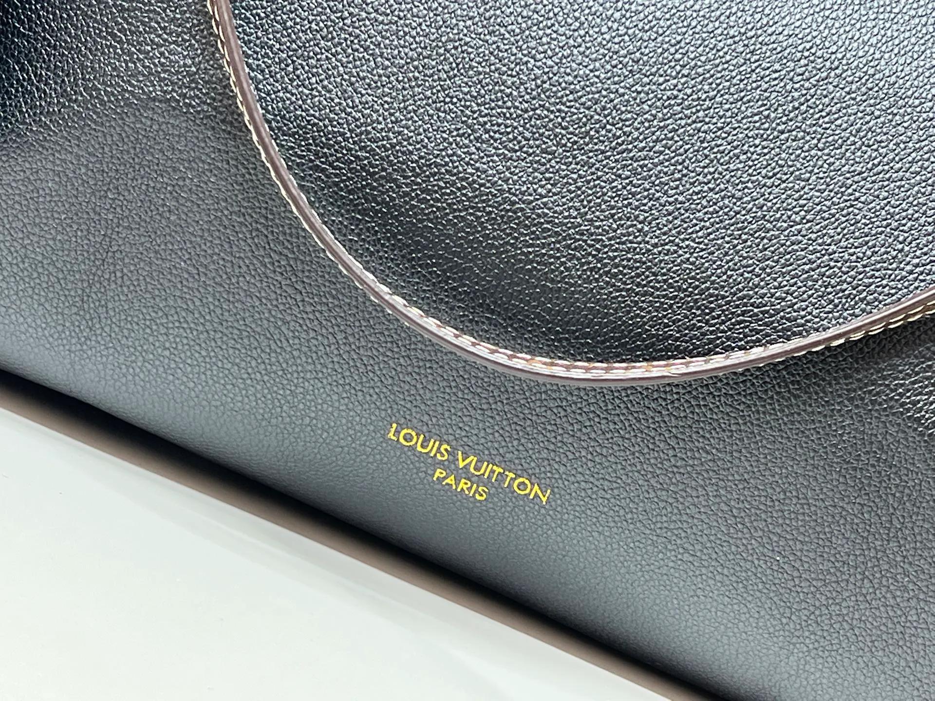 Batch 300💰Upgraded original M26037 M26451 M26359 M26397 M26358 M26039 M26905 M26360 M13668 M13667 This large Express Travel handbag injects a gentle atmosphere into the classic Keepall handbag, highlighting Nicolas Ghesquière's keen insight into the rhythm of urban travel. Made from fine-grained cowhide leather with Monogram canvas elements, the soft construction offers plenty of space, and the adjustable handle and removable rolled-leather handle allow for flexible carrying. Dimensions: 45 x 20 x 27 (cm) ((length x height x width)