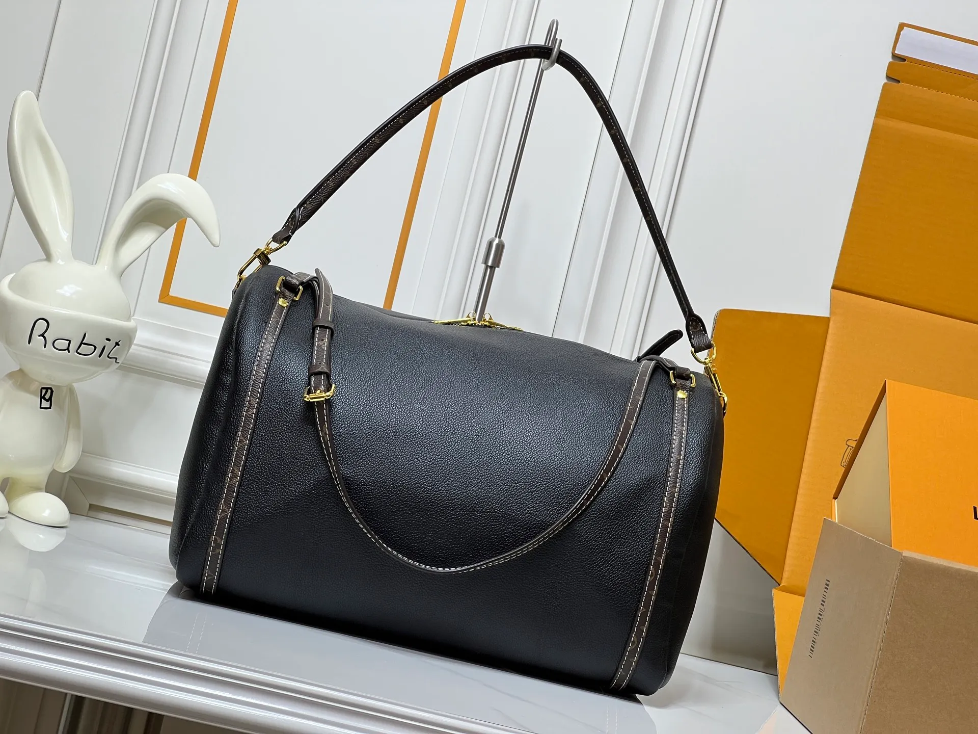Batch 300💰Upgraded original M26037 M26451 M26359 M26397 M26358 M26039 M26905 M26360 M13668 M13667 This large Express Travel handbag injects a gentle atmosphere into the classic Keepall handbag, highlighting Nicolas Ghesquière's keen insight into the rhythm of urban travel. Made from fine-grained cowhide leather with Monogram canvas elements, the soft construction offers plenty of space, and the adjustable handle and removable rolled-leather handle allow for flexible carrying. Dimensions: 45 x 20 x 27 (cm) ((length x height x width)
