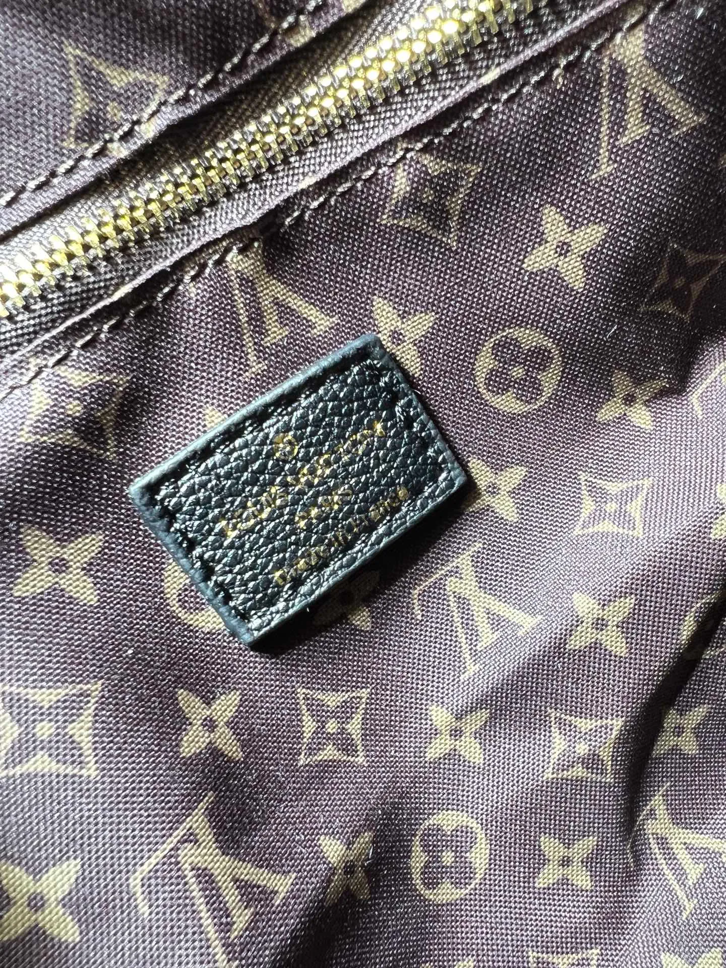 Batch 300💰Upgraded original M26037 M26451 M26359 M26397 M26358 M26039 M26905 M26360 M13668 M13667 This large Express Travel handbag injects a gentle atmosphere into the classic Keepall handbag, highlighting Nicolas Ghesquière's keen insight into the rhythm of urban travel. Made from fine-grained cowhide leather with Monogram canvas elements, the soft construction offers plenty of space, and the adjustable handle and removable rolled-leather handle allow for flexible carrying. Dimensions: 45 x 20 x 27 (cm) ((length x height x width)