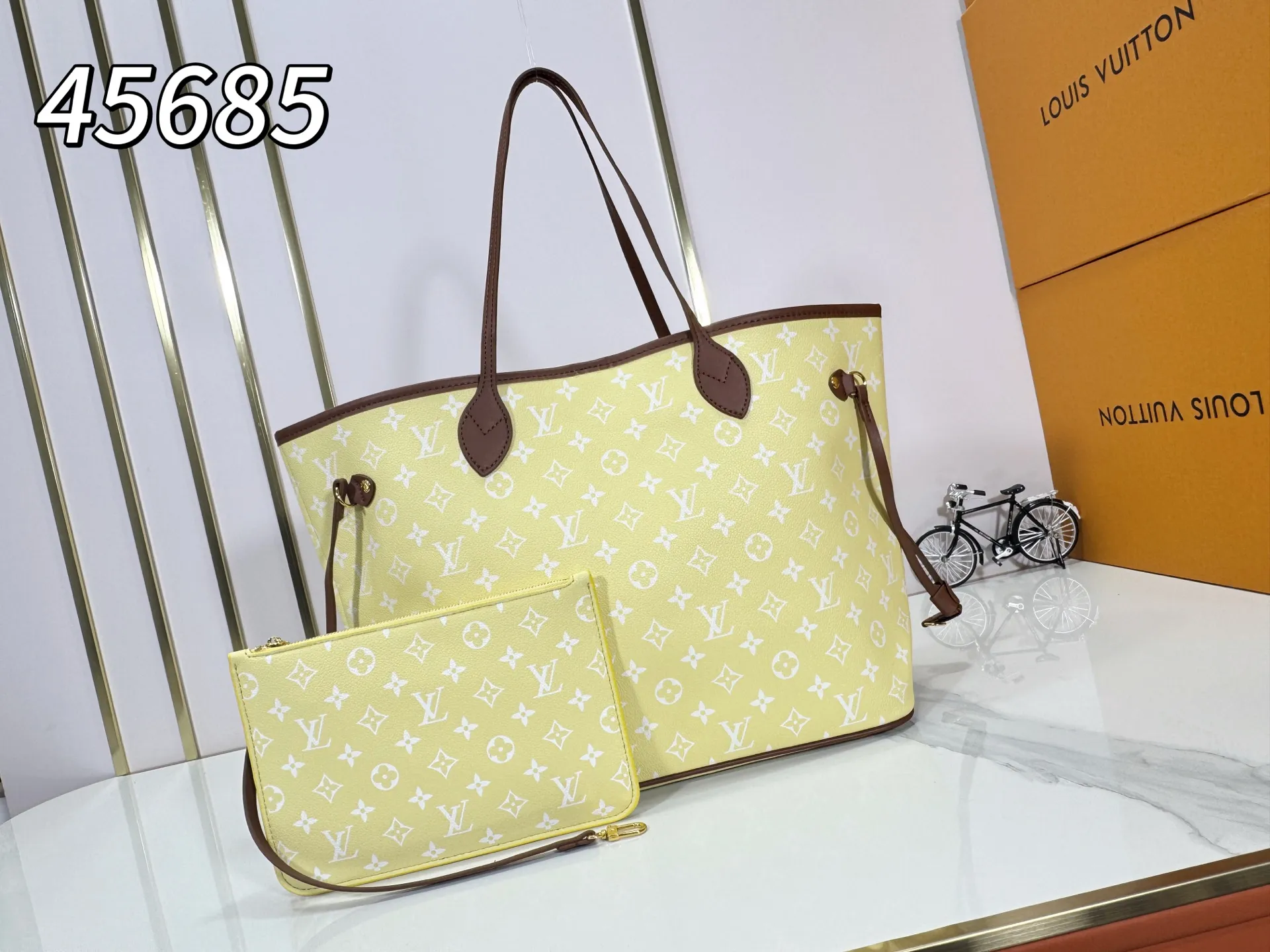 P280 Upgraded Original M45685 M40995 Neverfull handbags always meet your various handbag needs. It has a large capacity but is not bulky. It is stiff and soft to the touch, making it suitable for home and travel. Tighten the side ties and it instantly transforms into a stylish urban handbag. Loosen the straps and it transforms into a chic and practical handbag. The slender leather handle can be carried over the shoulder or between the arms. The model shown here is made of Damier Ebène canvas. Dimensions: 31.0 x 28.0 x 14.0 cm