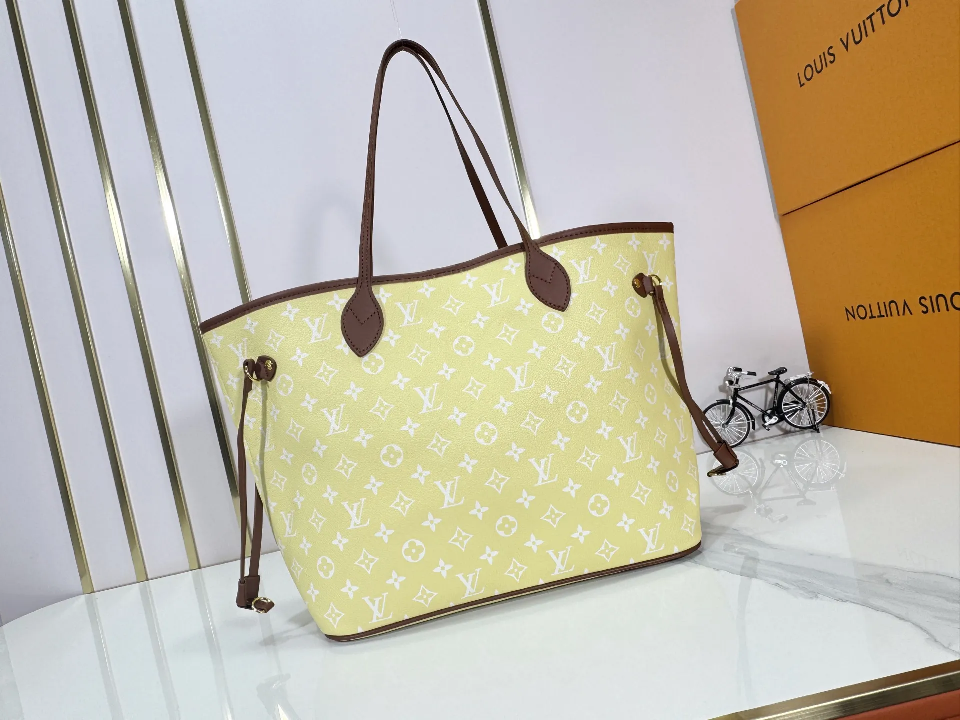P280 Upgraded Original M45685 M40995 Neverfull handbags always meet your various handbag needs. It has a large capacity but is not bulky. It is stiff and soft to the touch, making it suitable for home and travel. Tighten the side ties and it instantly transforms into a stylish urban handbag. Loosen the straps and it transforms into a chic and practical handbag. The slender leather handle can be carried over the shoulder or between the arms. The model shown here is made of Damier Ebène canvas. Dimensions: 31.0 x 28.0 x 14.0 cm