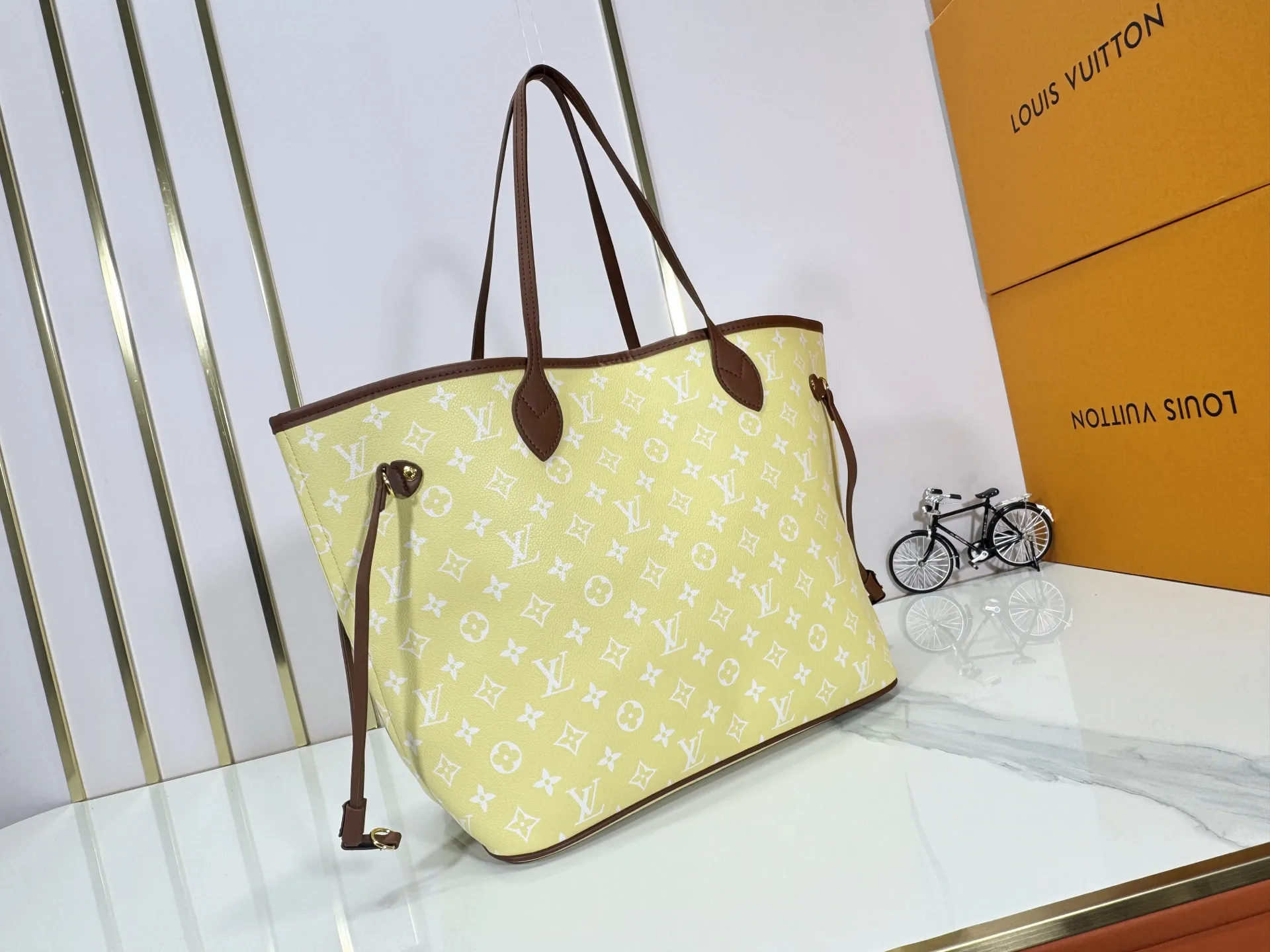 P280 Upgraded Original M45685 M40995 Neverfull handbags always meet your various handbag needs. It has a large capacity but is not bulky. It is stiff and soft to the touch, making it suitable for home and travel. Tighten the side ties and it instantly transforms into a stylish urban handbag. Loosen the straps and it transforms into a chic and practical handbag. The slender leather handle can be carried over the shoulder or between the arms. The model shown here is made of Damier Ebène canvas. Dimensions: 31.0 x 28.0 x 14.0 cm