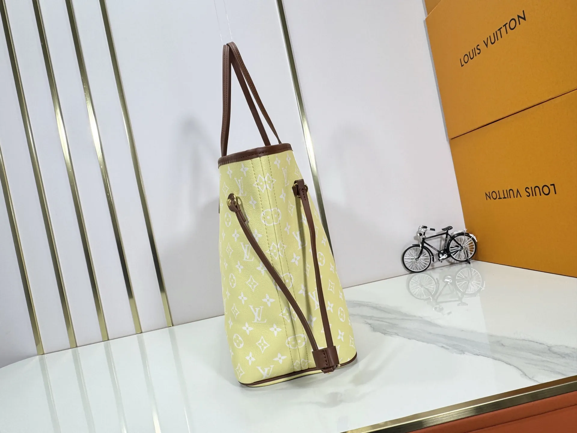 P280 Upgraded Original M45685 M40995 Neverfull handbags always meet your various handbag needs. It has a large capacity but is not bulky. It is stiff and soft to the touch, making it suitable for home and travel. Tighten the side ties and it instantly transforms into a stylish urban handbag. Loosen the straps and it transforms into a chic and practical handbag. The slender leather handle can be carried over the shoulder or between the arms. The model shown here is made of Damier Ebène canvas. Dimensions: 31.0 x 28.0 x 14.0 cm