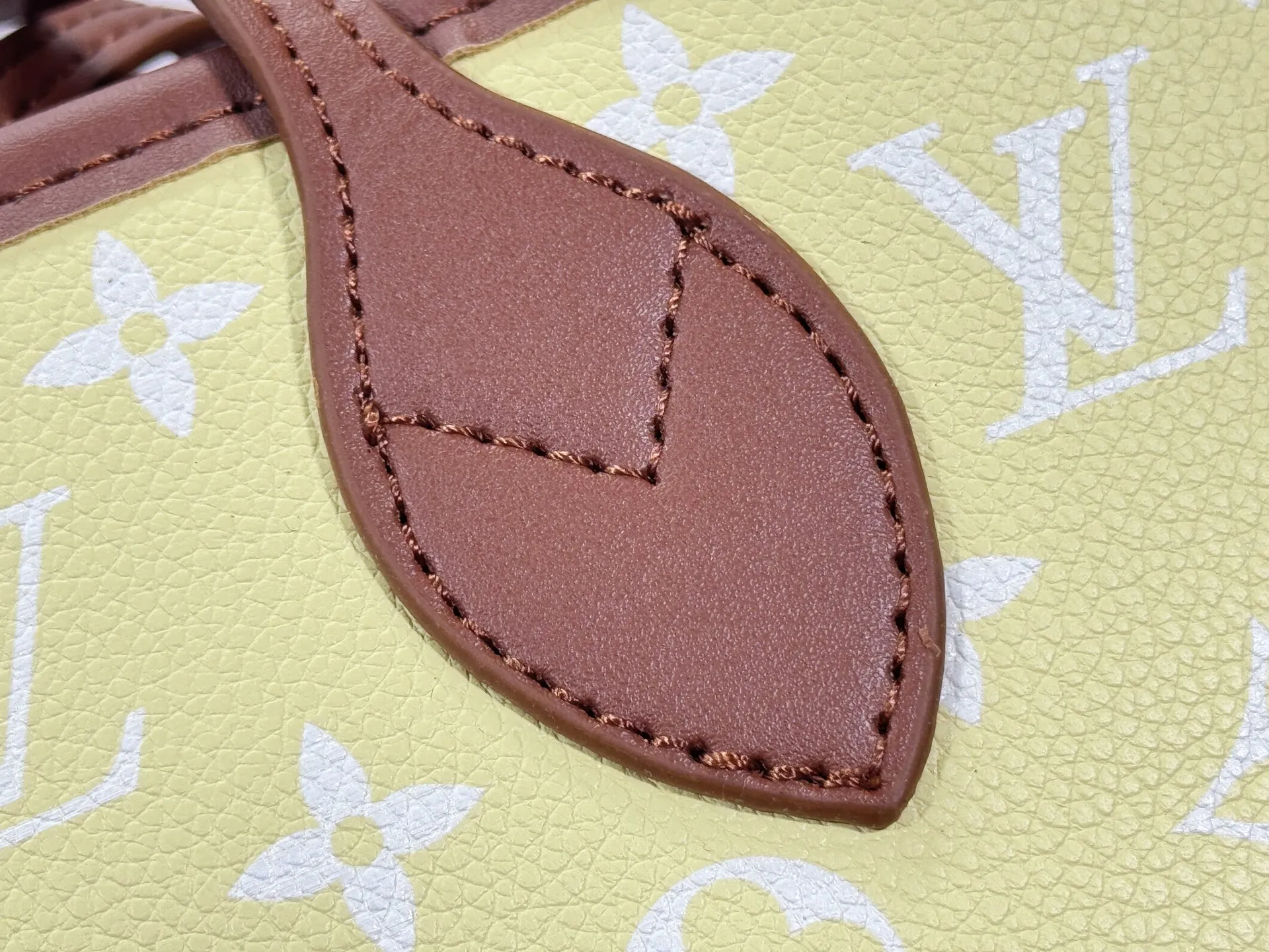 P280 Upgraded Original M45685 M40995 Neverfull handbags always meet your various handbag needs. It has a large capacity but is not bulky. It is stiff and soft to the touch, making it suitable for home and travel. Tighten the side ties and it instantly transforms into a stylish urban handbag. Loosen the straps and it transforms into a chic and practical handbag. The slender leather handle can be carried over the shoulder or between the arms. The model shown here is made of Damier Ebène canvas. Dimensions: 31.0 x 28.0 x 14.0 cm