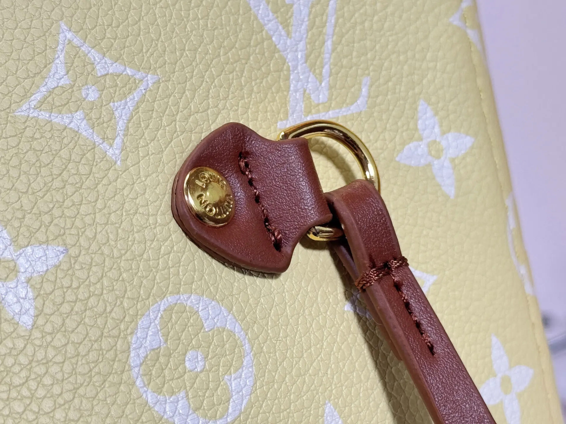 P280 Upgraded Original M45685 M40995 Neverfull handbags always meet your various handbag needs. It has a large capacity but is not bulky. It is stiff and soft to the touch, making it suitable for home and travel. Tighten the side ties and it instantly transforms into a stylish urban handbag. Loosen the straps and it transforms into a chic and practical handbag. The slender leather handle can be carried over the shoulder or between the arms. The model shown here is made of Damier Ebène canvas. Dimensions: 31.0 x 28.0 x 14.0 cm