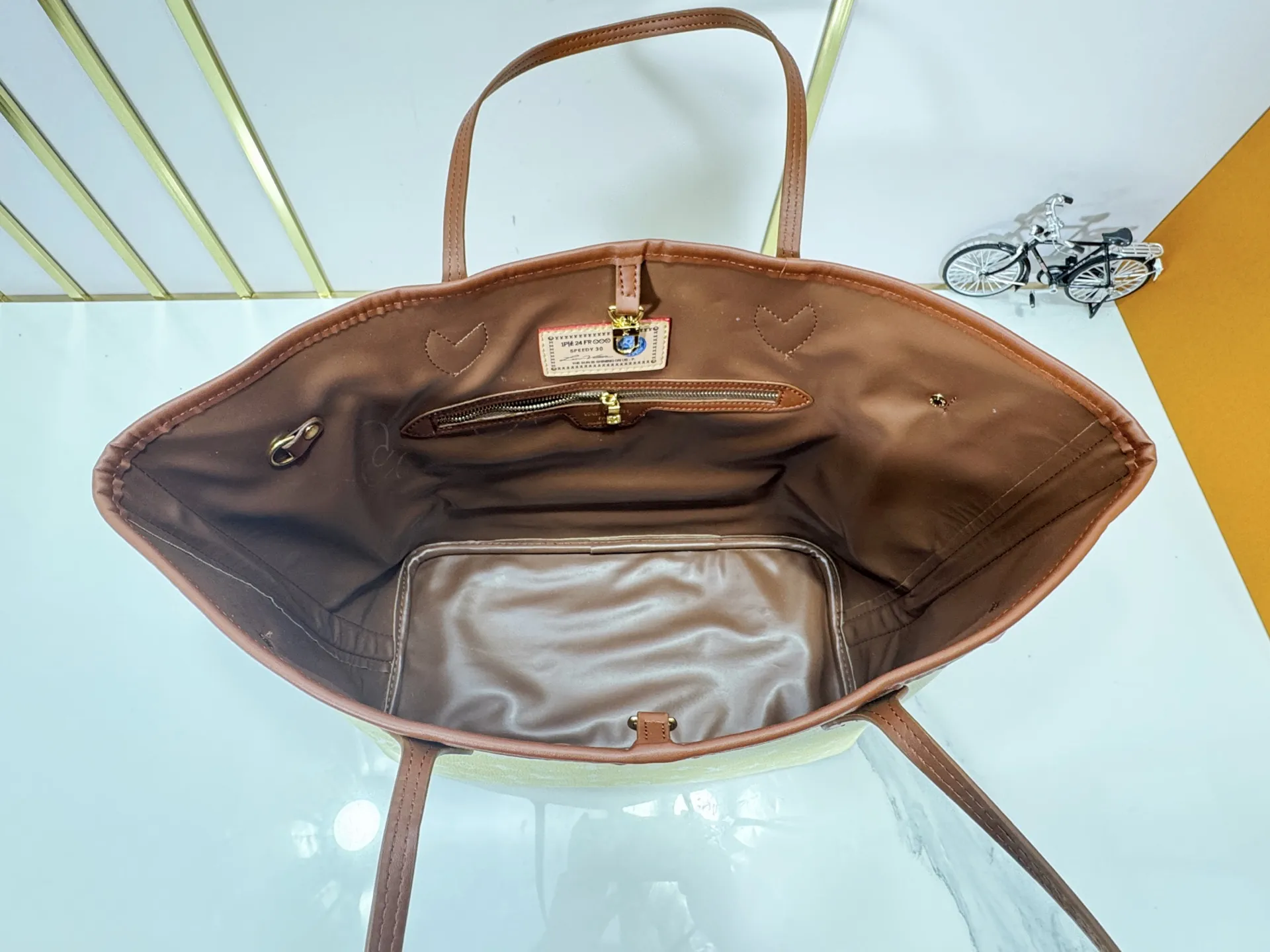 P280 Upgraded Original M45685 M40995 Neverfull handbags always meet your various handbag needs. It has a large capacity but is not bulky. It is stiff and soft to the touch, making it suitable for home and travel. Tighten the side ties and it instantly transforms into a stylish urban handbag. Loosen the straps and it transforms into a chic and practical handbag. The slender leather handle can be carried over the shoulder or between the arms. The model shown here is made of Damier Ebène canvas. Dimensions: 31.0 x 28.0 x 14.0 cm