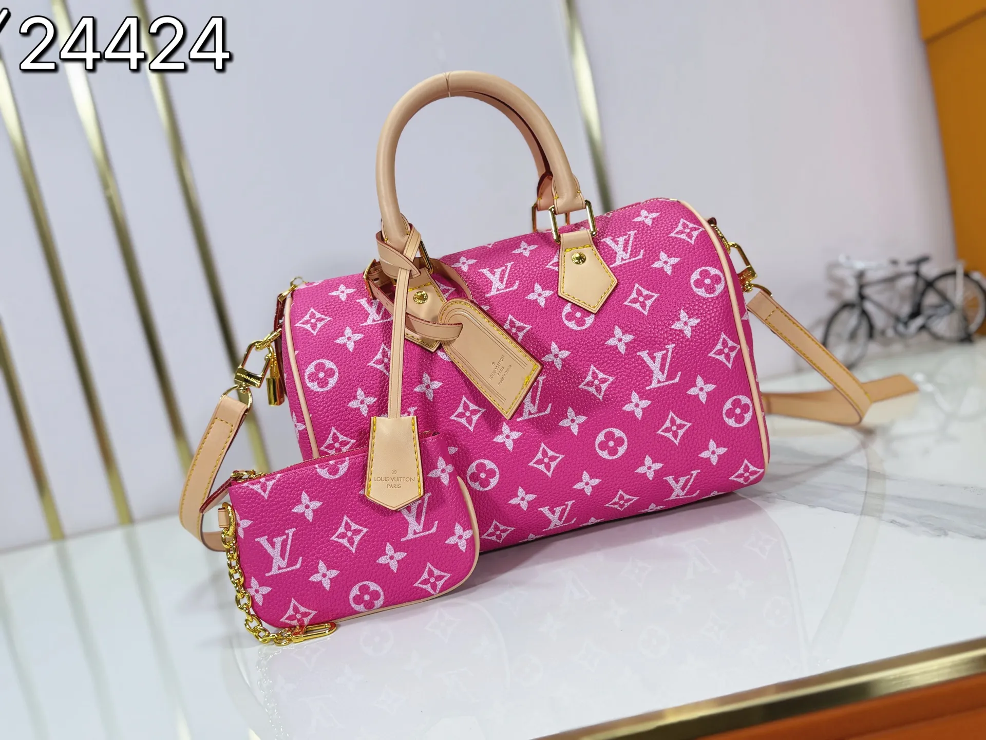 P280 Upgraded original M24424 M24425 M24426 M24423 M24443 M This Speedy Bandoulière 25 Monogram Leather handbag is made of soft cow leather and uses Monogram pattern to reproduce the elegant look and feel of canvas printing. Dazzling metal hardware, sheepskin lining and nameplate all reflect Creative Director Pharrell Williams' relentless attention to detail. Dimensions: 25.0 x 15.0 x 15.0 cm (length x height x width)