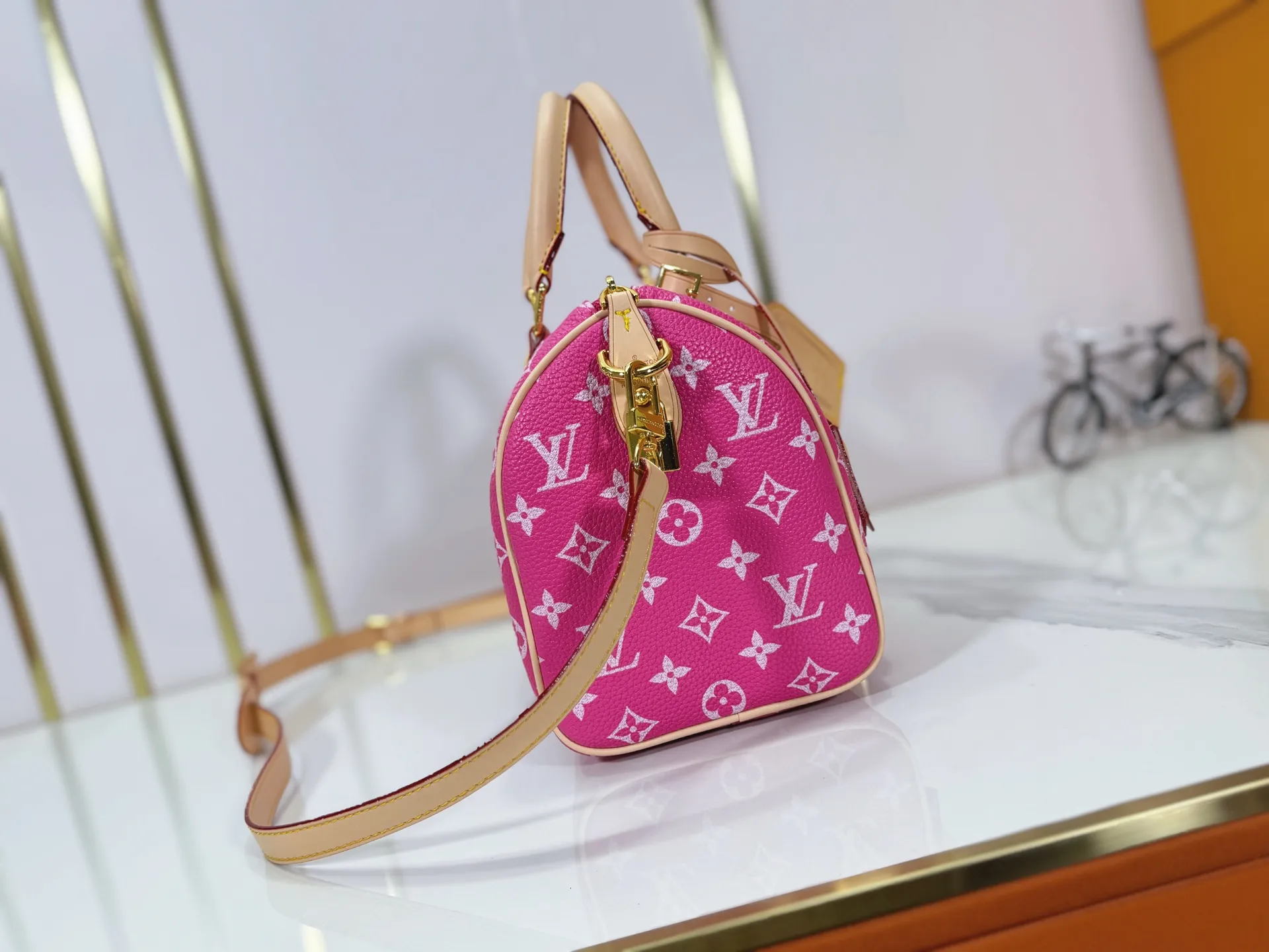 P280 Upgraded original M24424 M24425 M24426 M24423 M24443 M This Speedy Bandoulière 25 Monogram Leather handbag is made of soft cow leather and uses Monogram pattern to reproduce the elegant look and feel of canvas printing. Dazzling metal hardware, sheepskin lining and nameplate all reflect Creative Director Pharrell Williams' relentless attention to detail. Dimensions: 25.0 x 15.0 x 15.0 cm (length x height x width)