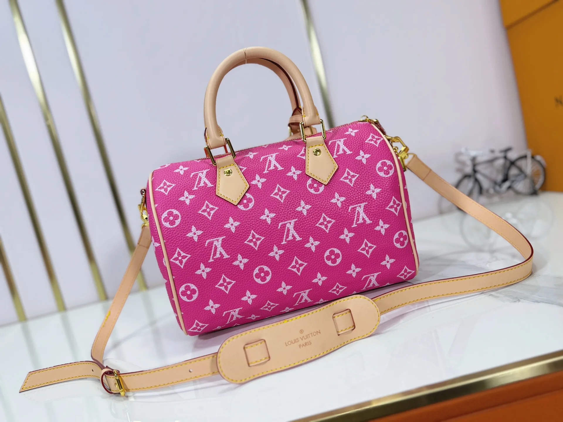 P280 Upgraded original M24424 M24425 M24426 M24423 M24443 M This Speedy Bandoulière 25 Monogram Leather handbag is made of soft cow leather and uses Monogram pattern to reproduce the elegant look and feel of canvas printing. Dazzling metal hardware, sheepskin lining and nameplate all reflect Creative Director Pharrell Williams' relentless attention to detail. Dimensions: 25.0 x 15.0 x 15.0 cm (length x height x width)