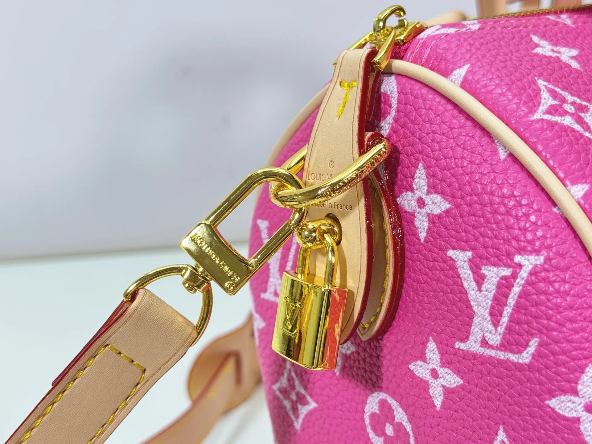 P280 Upgraded original M24424 M24425 M24426 M24423 M24443 M This Speedy Bandoulière 25 Monogram Leather handbag is made of soft cow leather and uses Monogram pattern to reproduce the elegant look and feel of canvas printing. Dazzling metal hardware, sheepskin lining and nameplate all reflect Creative Director Pharrell Williams' relentless attention to detail. Dimensions: 25.0 x 15.0 x 15.0 cm (length x height x width)