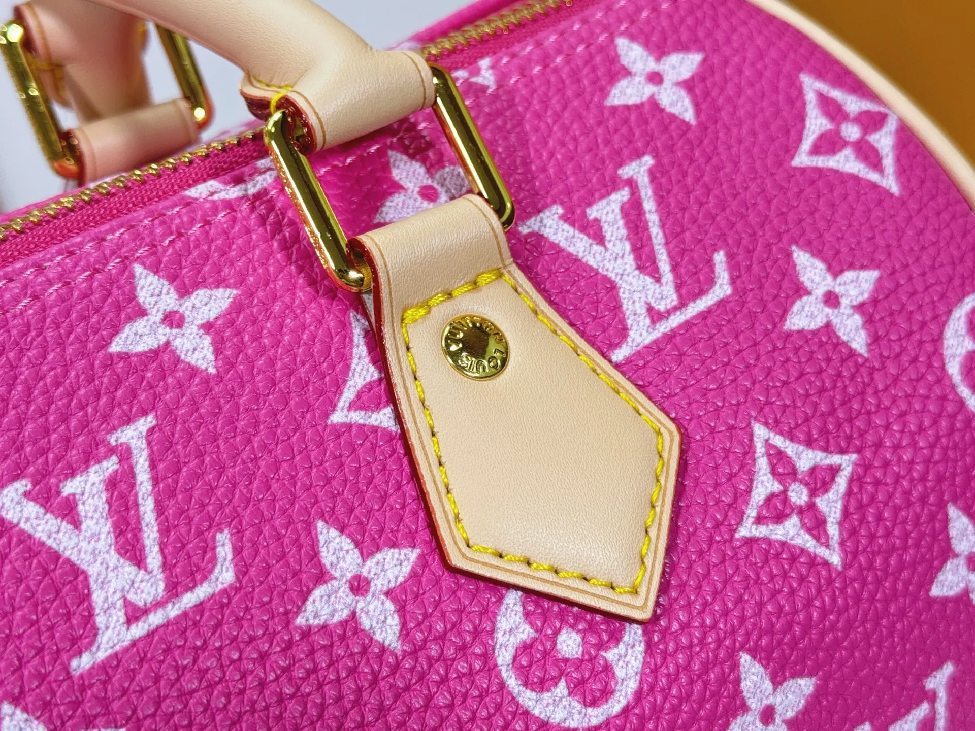P280 Upgraded original M24424 M24425 M24426 M24423 M24443 M This Speedy Bandoulière 25 Monogram Leather handbag is made of soft cow leather and uses Monogram pattern to reproduce the elegant look and feel of canvas printing. Dazzling metal hardware, sheepskin lining and nameplate all reflect Creative Director Pharrell Williams' relentless attention to detail. Dimensions: 25.0 x 15.0 x 15.0 cm (length x height x width)