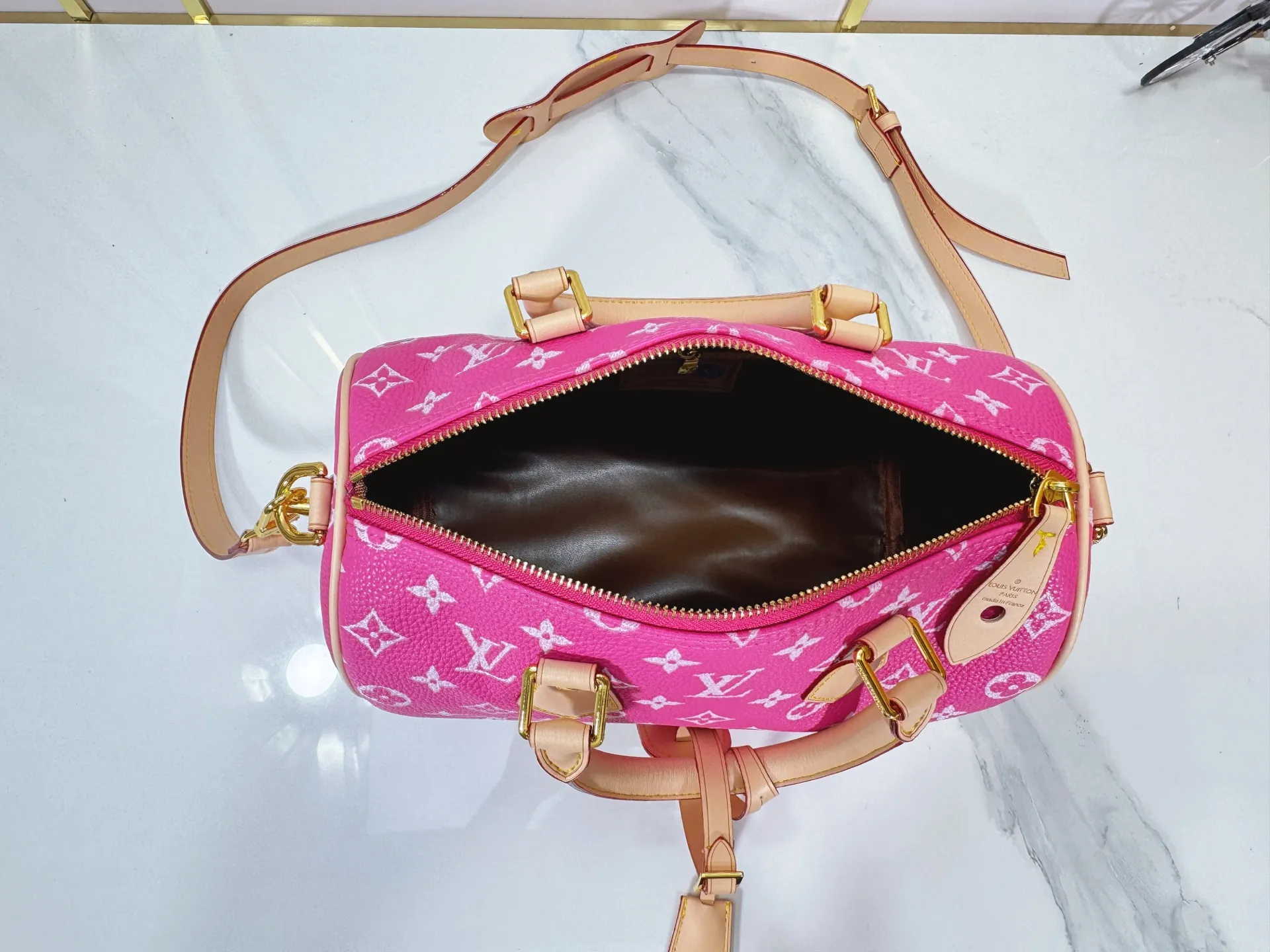P280 Upgraded original M24424 M24425 M24426 M24423 M24443 M This Speedy Bandoulière 25 Monogram Leather handbag is made of soft cow leather and uses Monogram pattern to reproduce the elegant look and feel of canvas printing. Dazzling metal hardware, sheepskin lining and nameplate all reflect Creative Director Pharrell Williams' relentless attention to detail. Dimensions: 25.0 x 15.0 x 15.0 cm (length x height x width)