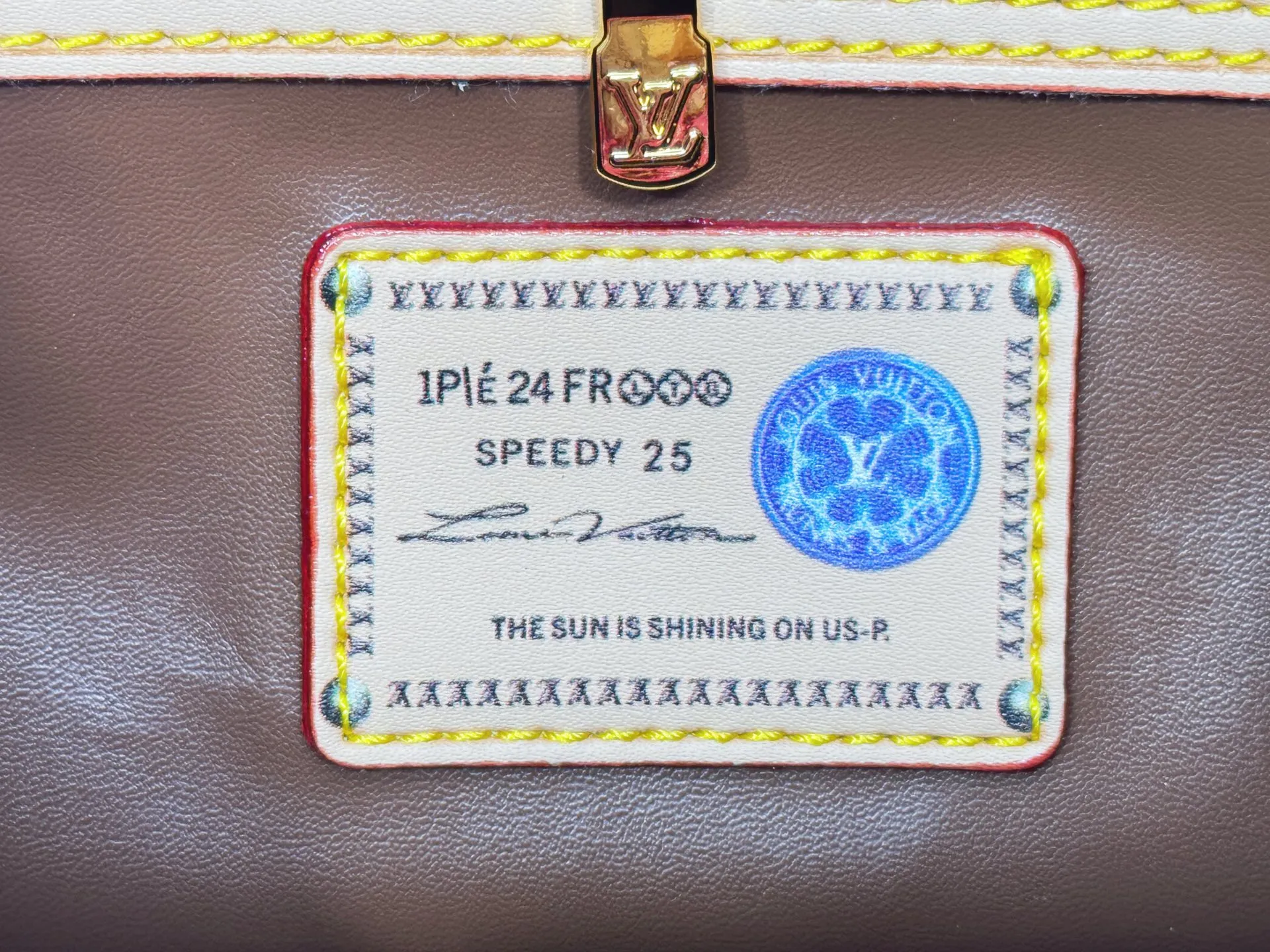 P280 Upgraded original M24424 M24425 M24426 M24423 M24443 M This Speedy Bandoulière 25 Monogram Leather handbag is made of soft cow leather and uses Monogram pattern to reproduce the elegant look and feel of canvas printing. Dazzling metal hardware, sheepskin lining and nameplate all reflect Creative Director Pharrell Williams' relentless attention to detail. Dimensions: 25.0 x 15.0 x 15.0 cm (length x height x width)