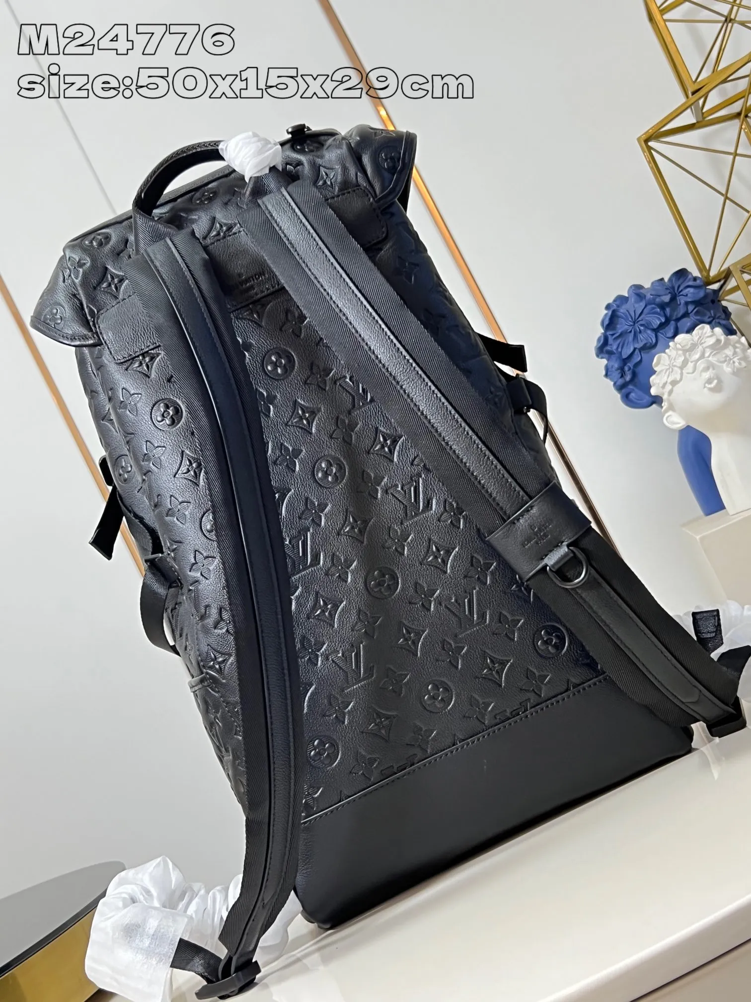 💰1340 (top layer leather) top original individual real shot M24776 embossed】This Getaway backpack is made of Monogram Shadow cow leather, creating a subtle shadow effect for the LV letters and Monogram flower cluster embossing. The handsome silhouette features a spacious main compartment and exterior pockets, and the top flap opens with an LV quick-release buckle. 50 x 15 x 29 cm (height x width x length) [Warm reminder: This item is too big to fit in the packaging]