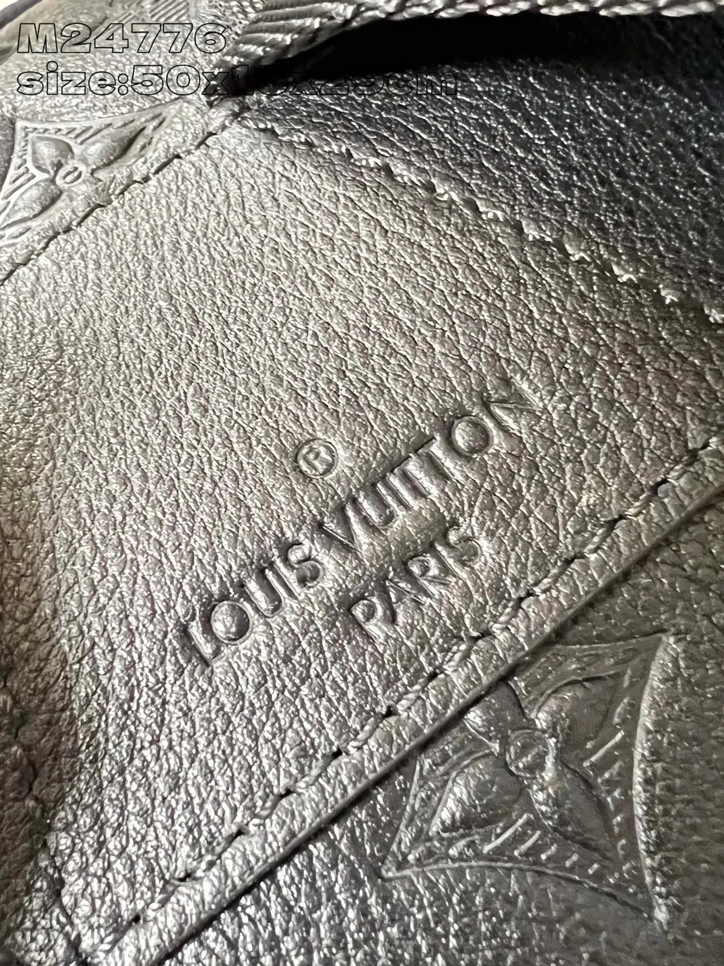 💰1340 (top layer leather) top original individual real shot M24776 embossed】This Getaway backpack is made of Monogram Shadow cow leather, creating a subtle shadow effect for the LV letters and Monogram flower cluster embossing. The handsome silhouette features a spacious main compartment and exterior pockets, and the top flap opens with an LV quick-release buckle. 50 x 15 x 29 cm (height x width x length) [Warm reminder: This item is too big to fit in the packaging]