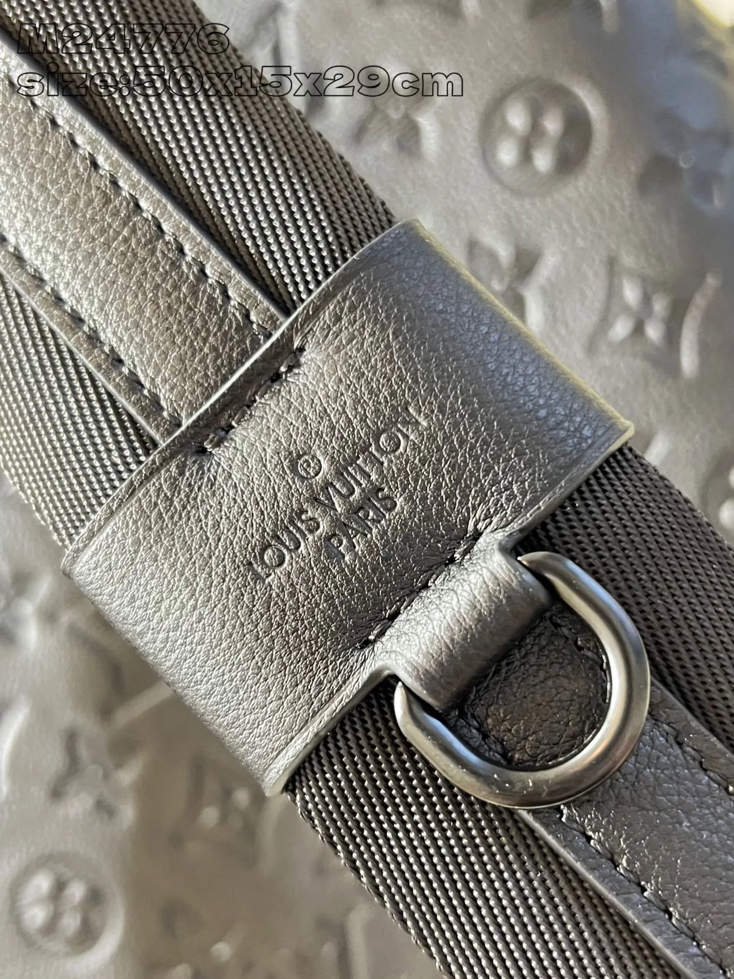 💰1340 (top layer leather) top original individual real shot M24776 embossed】This Getaway backpack is made of Monogram Shadow cow leather, creating a subtle shadow effect for the LV letters and Monogram flower cluster embossing. The handsome silhouette features a spacious main compartment and exterior pockets, and the top flap opens with an LV quick-release buckle. 50 x 15 x 29 cm (height x width x length) [Warm reminder: This item is too big to fit in the packaging]