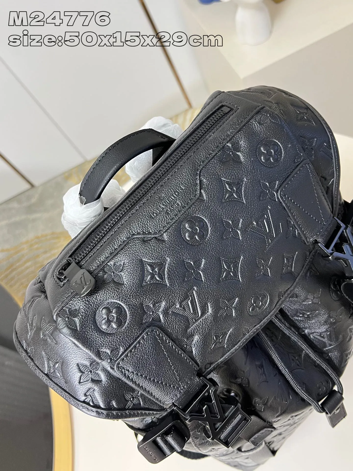 💰1340 (top layer leather) top original individual real shot M24776 embossed】This Getaway backpack is made of Monogram Shadow cow leather, creating a subtle shadow effect for the LV letters and Monogram flower cluster embossing. The handsome silhouette features a spacious main compartment and exterior pockets, and the top flap opens with an LV quick-release buckle. 50 x 15 x 29 cm (height x width x length) [Warm reminder: This item is too big to fit in the packaging]
