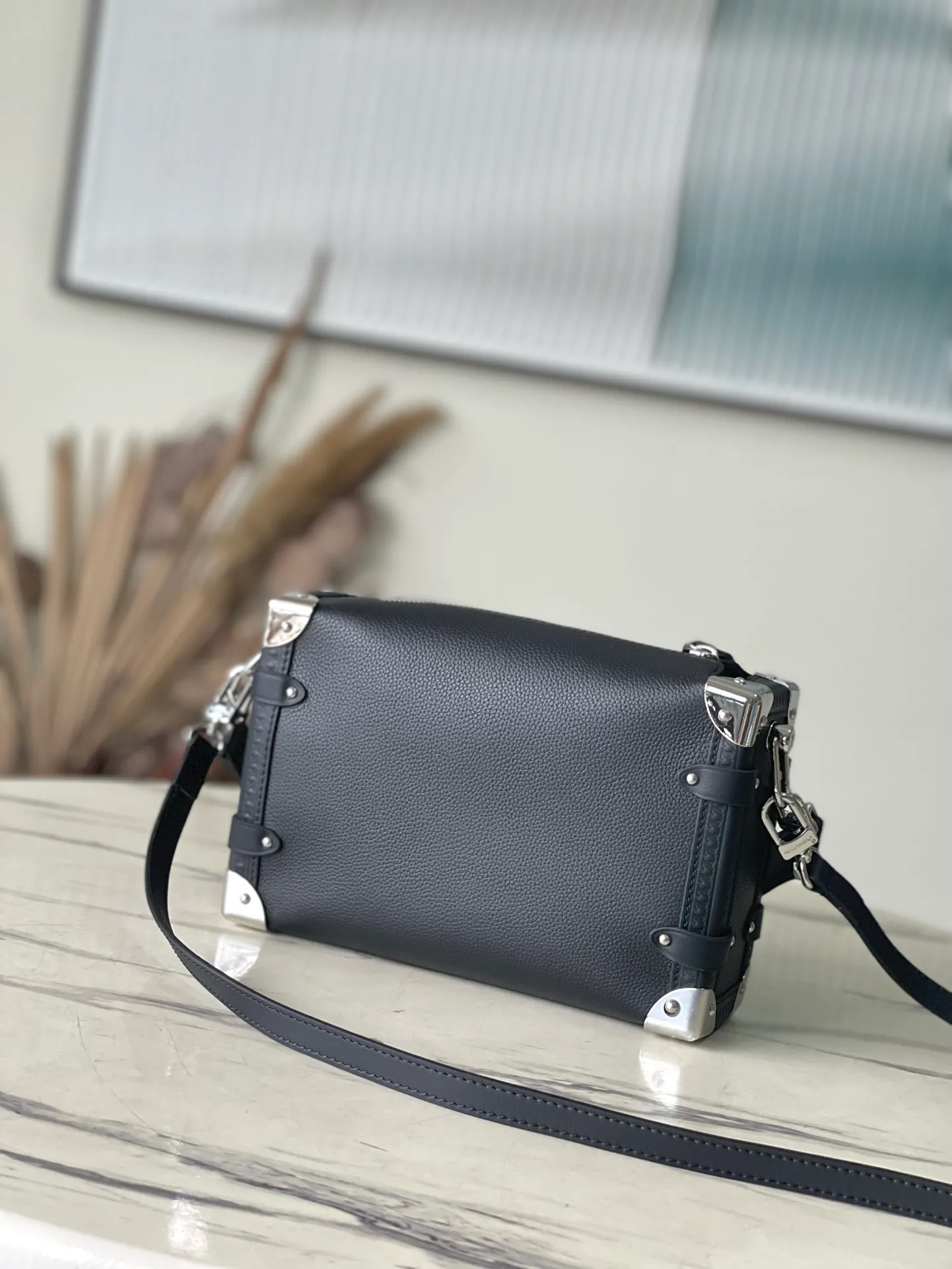 💰1300 (first-grain leather) top original order M25160 black Founding director Nicolas Ghesqulere pays tribute to the brand's traditional hard luggage with this elegant Side Trunk medium handbag. The grained cow leather bag features smooth cow leather trim, S-ock buckle and metallic texture with rounded corners. The handle and adjustable shoulder strap are detachable, making it easy to hold, carry on the shoulder or cross-body. Dimensions: 21 × 14 × 6 cm