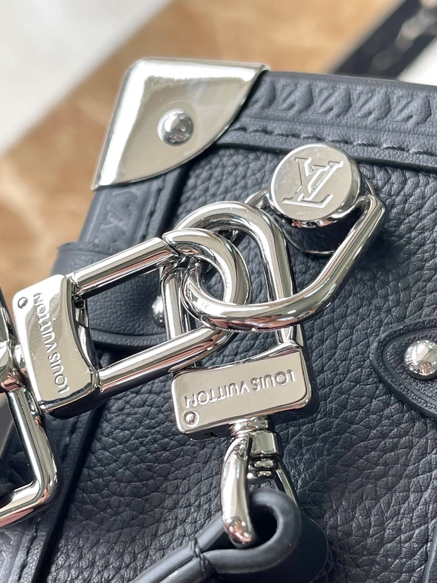 💰1300 (first-grain leather) top original order M25160 black Founding director Nicolas Ghesqulere pays tribute to the brand's traditional hard luggage with this elegant Side Trunk medium handbag. The grained cow leather bag features smooth cow leather trim, S-ock buckle and metallic texture with rounded corners. The handle and adjustable shoulder strap are detachable, making it easy to hold, carry on the shoulder or cross-body. Dimensions: 21 × 14 × 6 cm