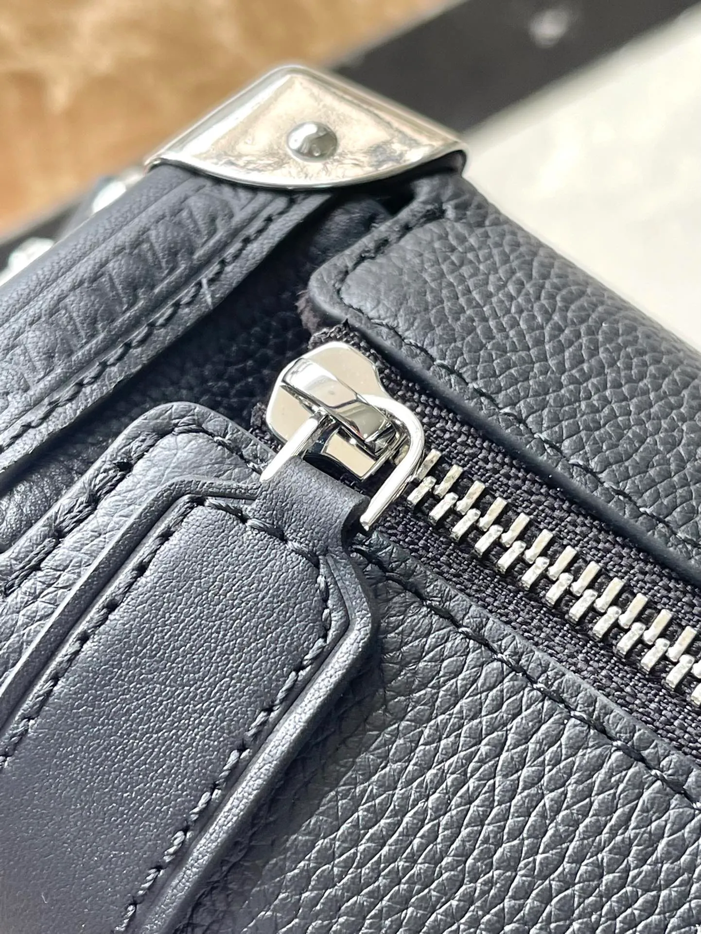 💰1300 (first-grain leather) top original order M25160 black Founding director Nicolas Ghesqulere pays tribute to the brand's traditional hard luggage with this elegant Side Trunk medium handbag. The grained cow leather bag features smooth cow leather trim, S-ock buckle and metallic texture with rounded corners. The handle and adjustable shoulder strap are detachable, making it easy to hold, carry on the shoulder or cross-body. Dimensions: 21 × 14 × 6 cm
