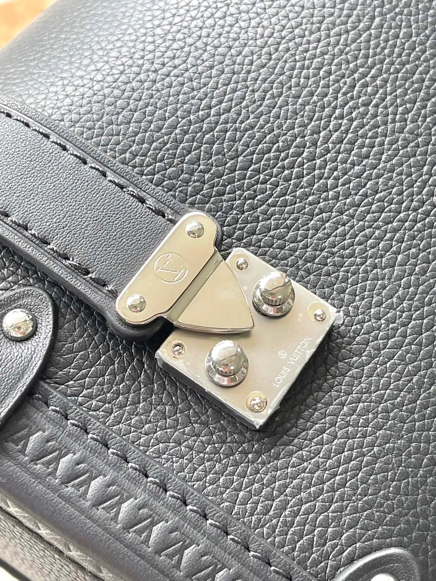 💰1300 (first-grain leather) top original order M25160 black Founding director Nicolas Ghesqulere pays tribute to the brand's traditional hard luggage with this elegant Side Trunk medium handbag. The grained cow leather bag features smooth cow leather trim, S-ock buckle and metallic texture with rounded corners. The handle and adjustable shoulder strap are detachable, making it easy to hold, carry on the shoulder or cross-body. Dimensions: 21 × 14 × 6 cm