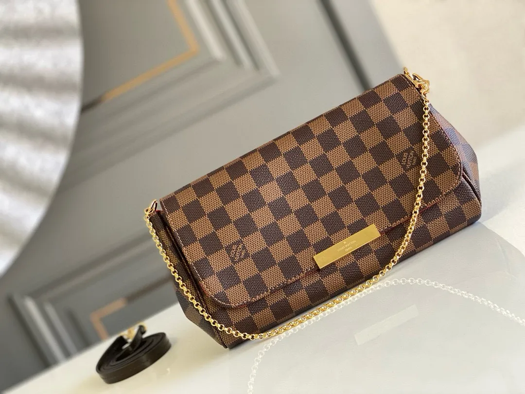 💰640 Top original item N41129 FAVORITE MM This Favorite MM handbag is the darling of fashionable women. It is sewn with geometric-style Damier Ebene canvas and is suitable for morning and evening occasions. The bag can be used as a clutch, or can be carried as a short shoulder bag using the gold chain strap, while the leather shoulder strap can be easily carried cross-body. An engraved metal plaque on the front conceals a clever magnetic closure for safe access. Details 26 x 15 x 4 cm (Length x Height x Width) Damier Ebene coated canvas Natural cowhide leather trim Textile lining Gold-tone hardware Magnetic flap closure Internal patch pocket Shoulder strap: Non-detachable, not adjustable Strap vertical height: 52.0 cm Chain strap: Detachable Chain strap vertical height: 17.0 cm