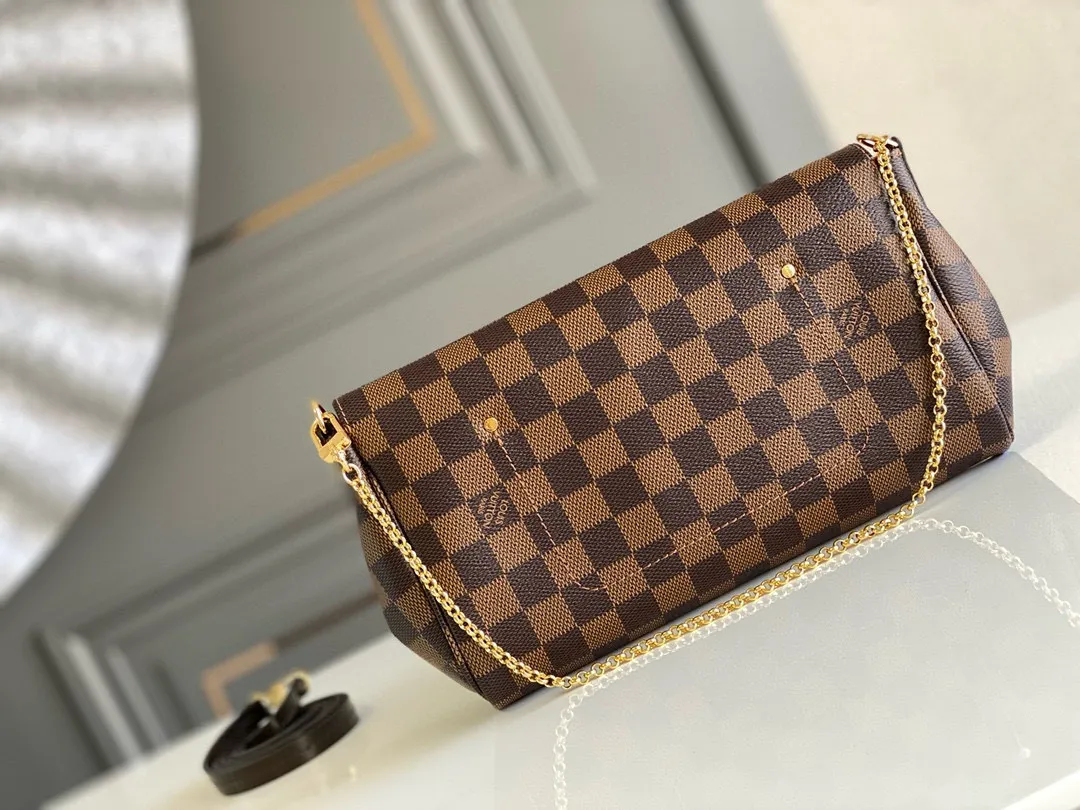 💰640 Top original item N41129 FAVORITE MM This Favorite MM handbag is the darling of fashionable women. It is sewn with geometric-style Damier Ebene canvas and is suitable for morning and evening occasions. The bag can be used as a clutch, or can be carried as a short shoulder bag using the gold chain strap, while the leather shoulder strap can be easily carried cross-body. An engraved metal plaque on the front conceals a clever magnetic closure for safe access. Details 26 x 15 x 4 cm (Length x Height x Width) Damier Ebene coated canvas Natural cowhide leather trim Textile lining Gold-tone hardware Magnetic flap closure Internal patch pocket Shoulder strap: Non-detachable, not adjustable Strap vertical height: 52.0 cm Chain strap: Detachable Chain strap vertical height: 17.0 cm