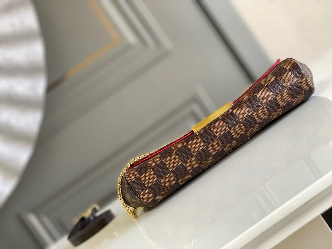 💰640 Top original item N41129 FAVORITE MM This Favorite MM handbag is the darling of fashionable women. It is sewn with geometric-style Damier Ebene canvas and is suitable for morning and evening occasions. The bag can be used as a clutch, or can be carried as a short shoulder bag using the gold chain strap, while the leather shoulder strap can be easily carried cross-body. An engraved metal plaque on the front conceals a clever magnetic closure for safe access. Details 26 x 15 x 4 cm (Length x Height x Width) Damier Ebene coated canvas Natural cowhide leather trim Textile lining Gold-tone hardware Magnetic flap closure Internal patch pocket Shoulder strap: Non-detachable, not adjustable Strap vertical height: 52.0 cm Chain strap: Detachable Chain strap vertical height: 17.0 cm