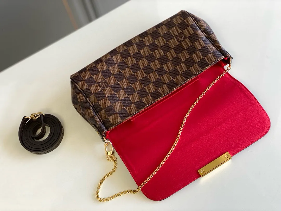 💰640 Top original item N41129 FAVORITE MM This Favorite MM handbag is the darling of fashionable women. It is sewn with geometric-style Damier Ebene canvas and is suitable for morning and evening occasions. The bag can be used as a clutch, or can be carried as a short shoulder bag using the gold chain strap, while the leather shoulder strap can be easily carried cross-body. An engraved metal plaque on the front conceals a clever magnetic closure for safe access. Details 26 x 15 x 4 cm (Length x Height x Width) Damier Ebene coated canvas Natural cowhide leather trim Textile lining Gold-tone hardware Magnetic flap closure Internal patch pocket Shoulder strap: Non-detachable, not adjustable Strap vertical height: 52.0 cm Chain strap: Detachable Chain strap vertical height: 17.0 cm